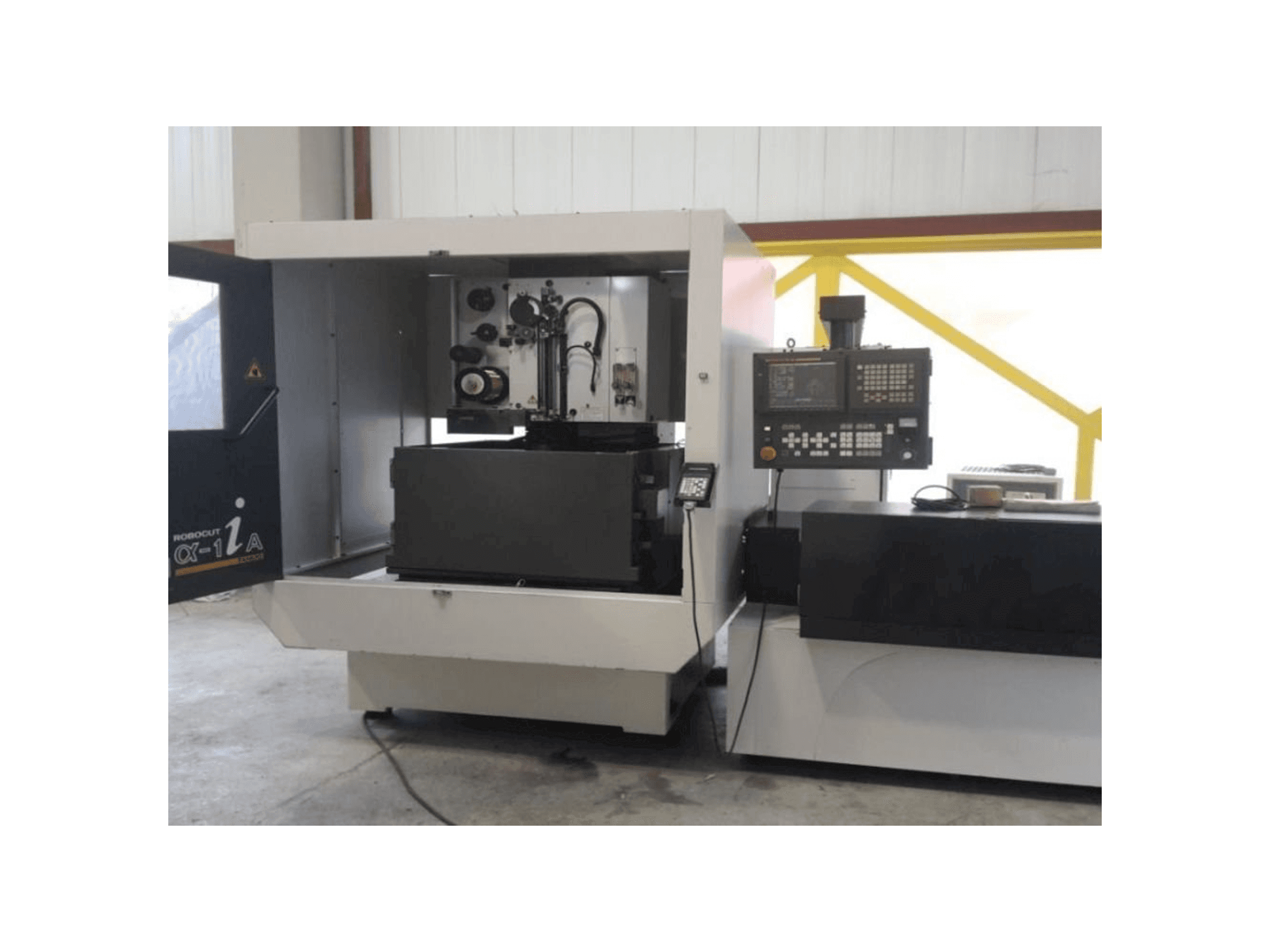 FANUC Robocut α-1iA Mašinos vaizdas iš priekio