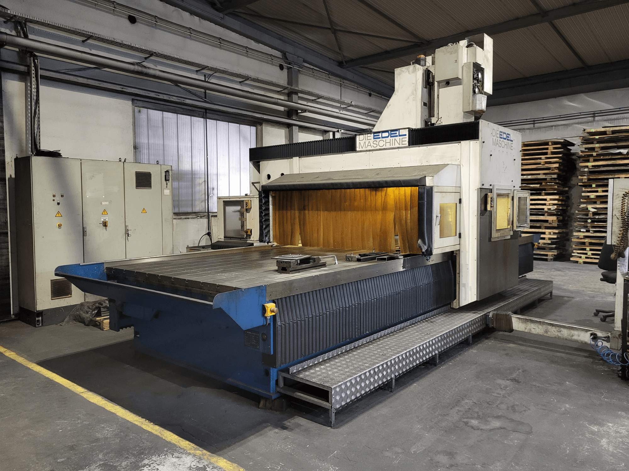 Portalinės frezavimo staklės EDEL Koordimatic XL 4020, vaizdas iš priekio, matomas didelis stalas ir valdymo blokas pramoninėje aplinkoje.