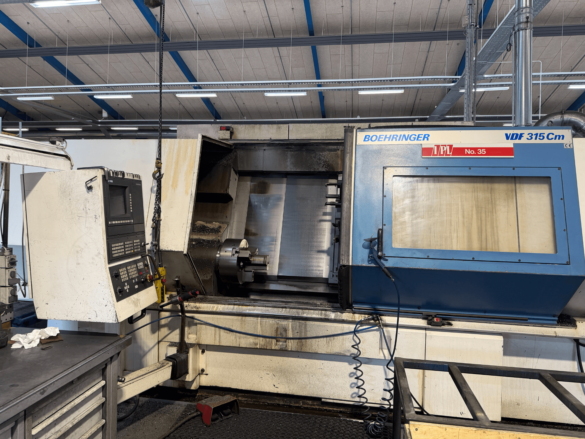 Horizontaliųjų tekinimo staklių BOEHRINGER VDF 315 CM su valdymo pultu ir atvira apdirbimo zona vaizdas iš priekio.