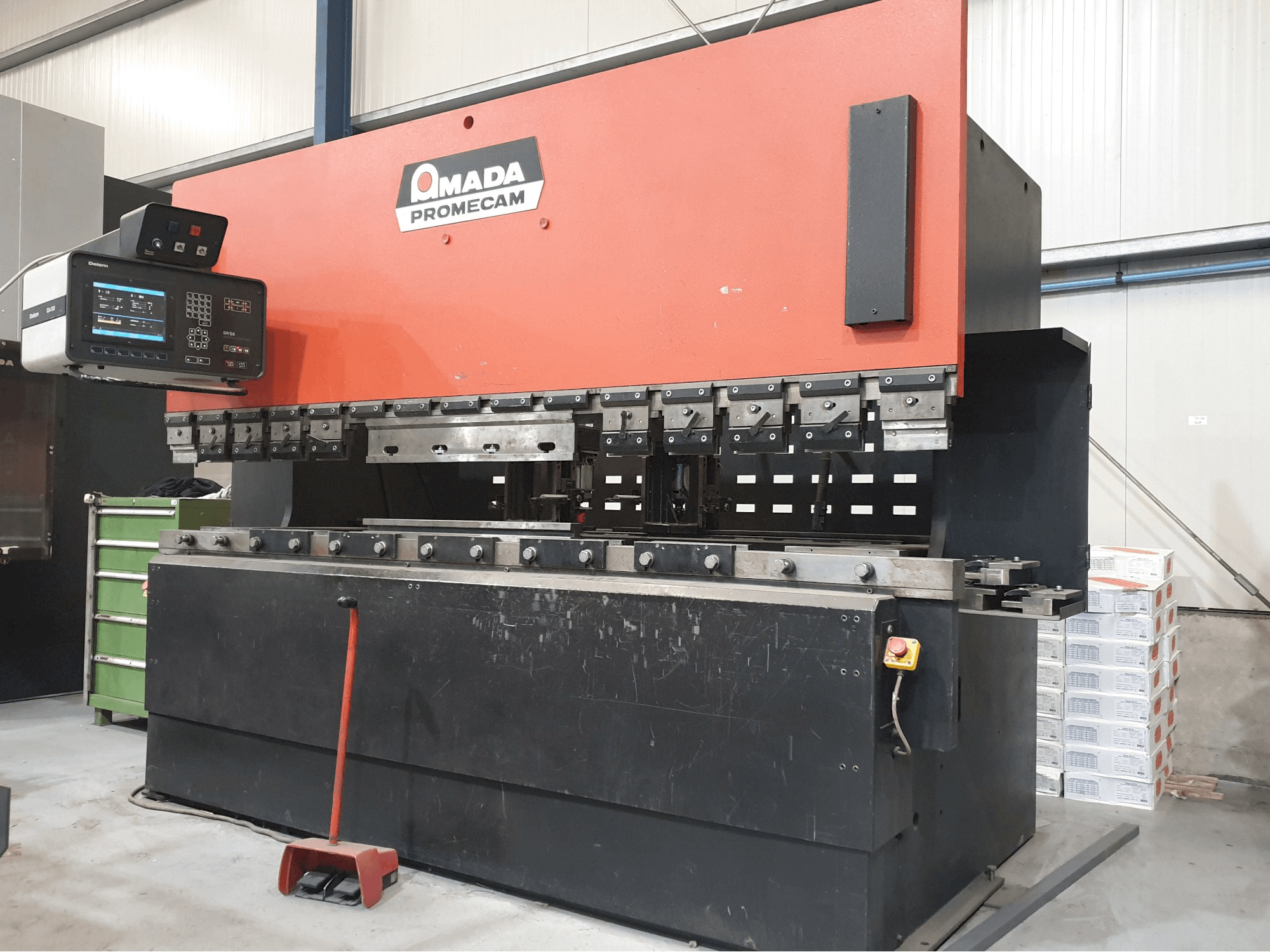 AMADA APX 3000 X 100 T Mašinos kairės pusės vaizdas
