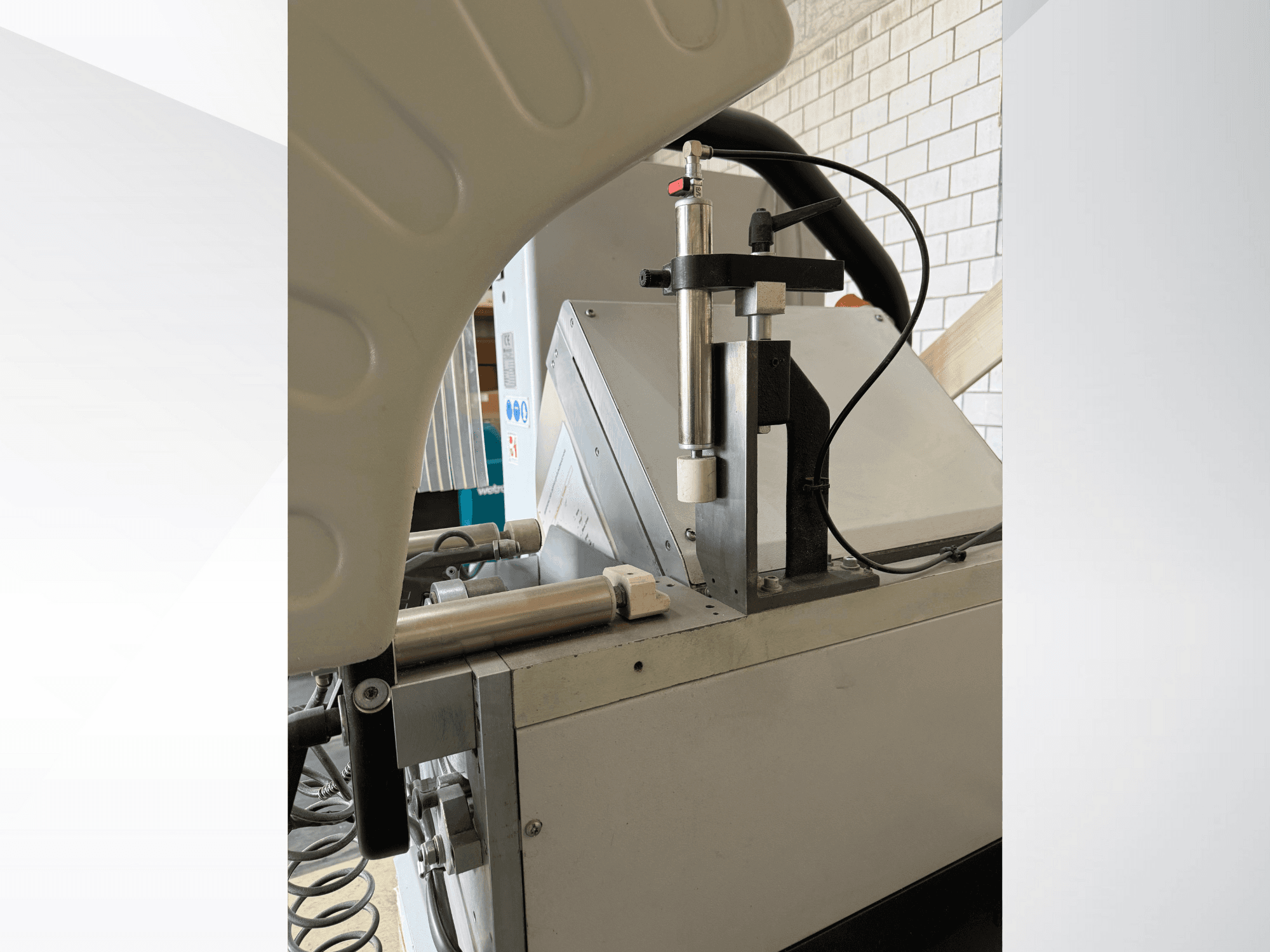 Tikslaus dozavimo aparato su vertikaliu švirkštu, matomu prekės ženklo logotipu ir valdymo skydeliu iš priekio stambiu planu.