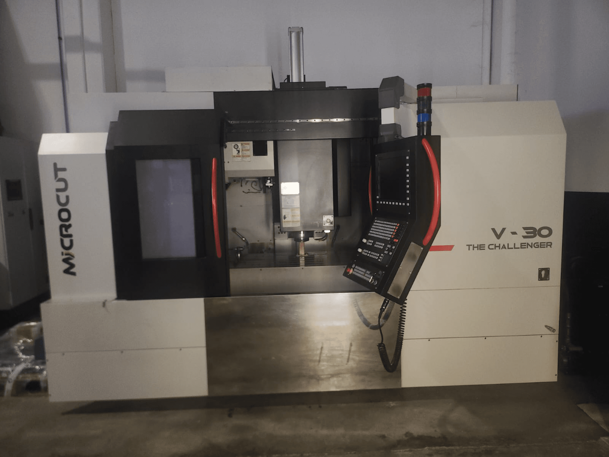 "Microcut V-30" CNC staklės "Challenger", vaizdas iš priekio, valdymo skydelis, pjovimo zona ir pramoninio dizaino elementai.