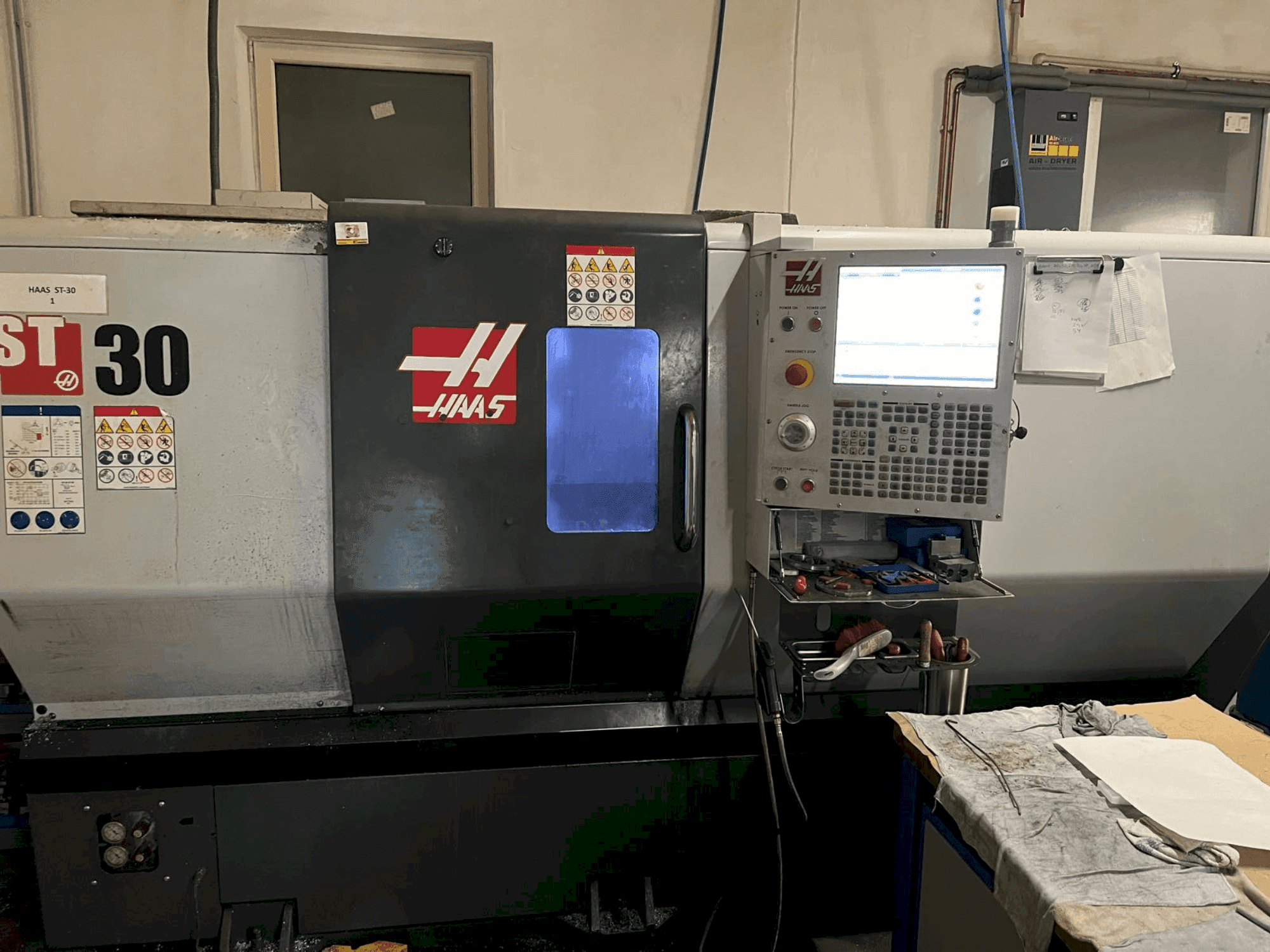 HAAS ST-30 Mašinos vaizdas iš priekio