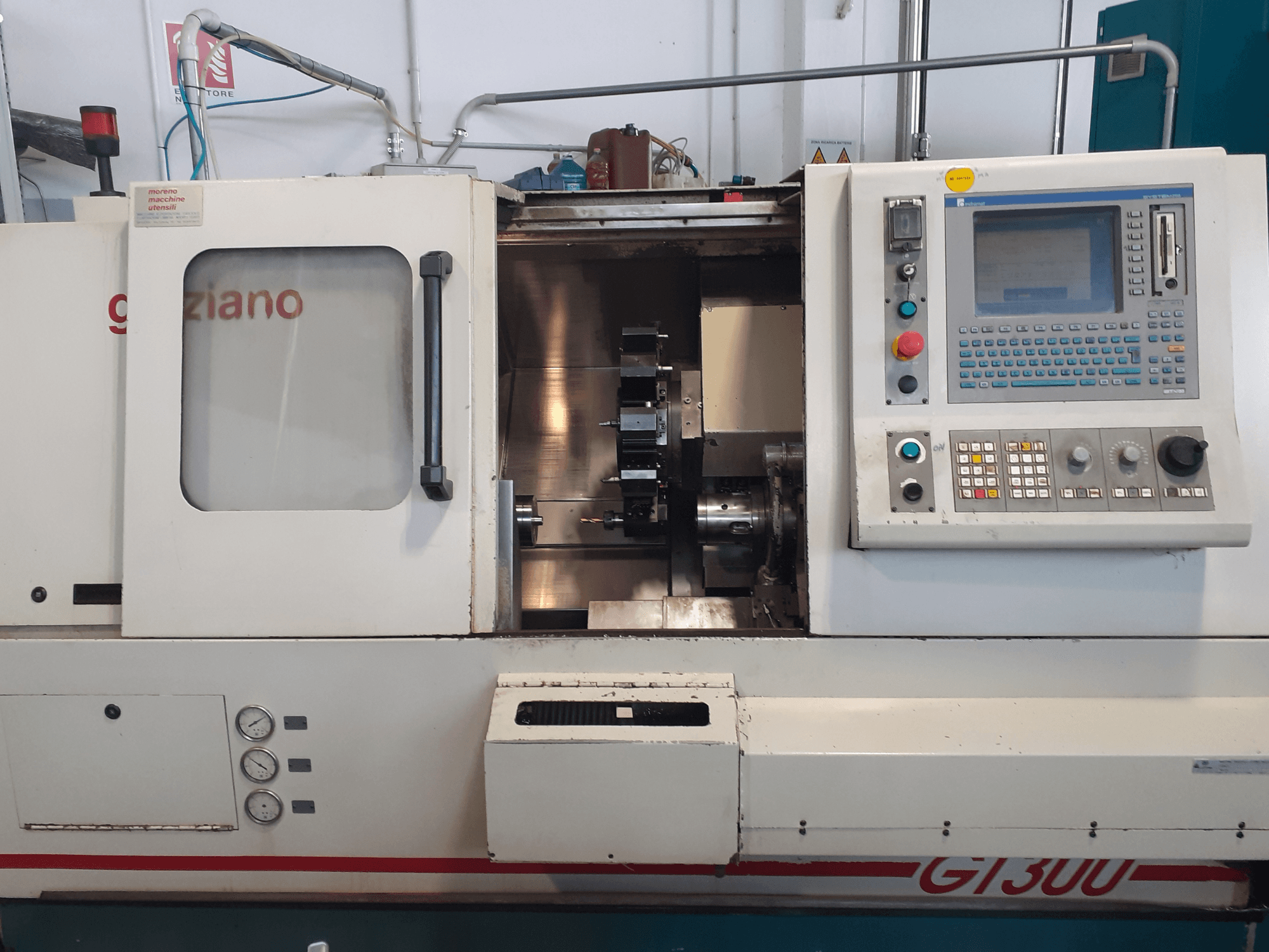 Graziano GT 300 horizontalioji tekinimo staklė, vaizdas iš priekio su valdymo pultu ir matoma apdirbimo erdvė.