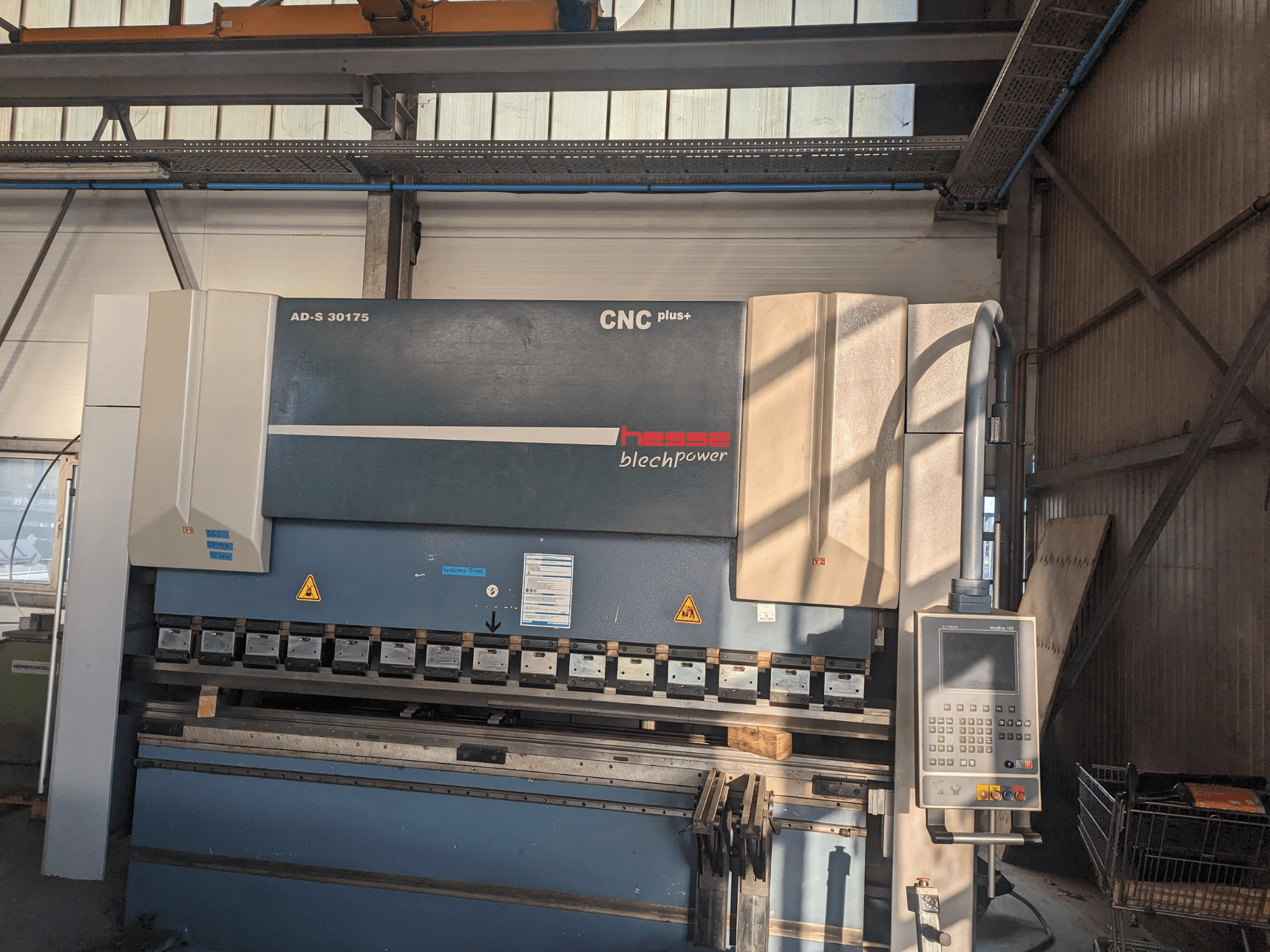 CNC lenkimo staklės Hesse AD-S 30175, vaizdas iš priekio, valdymo skydelis ir įrankiai, įrengtos dirbtuvių aplinkoje.