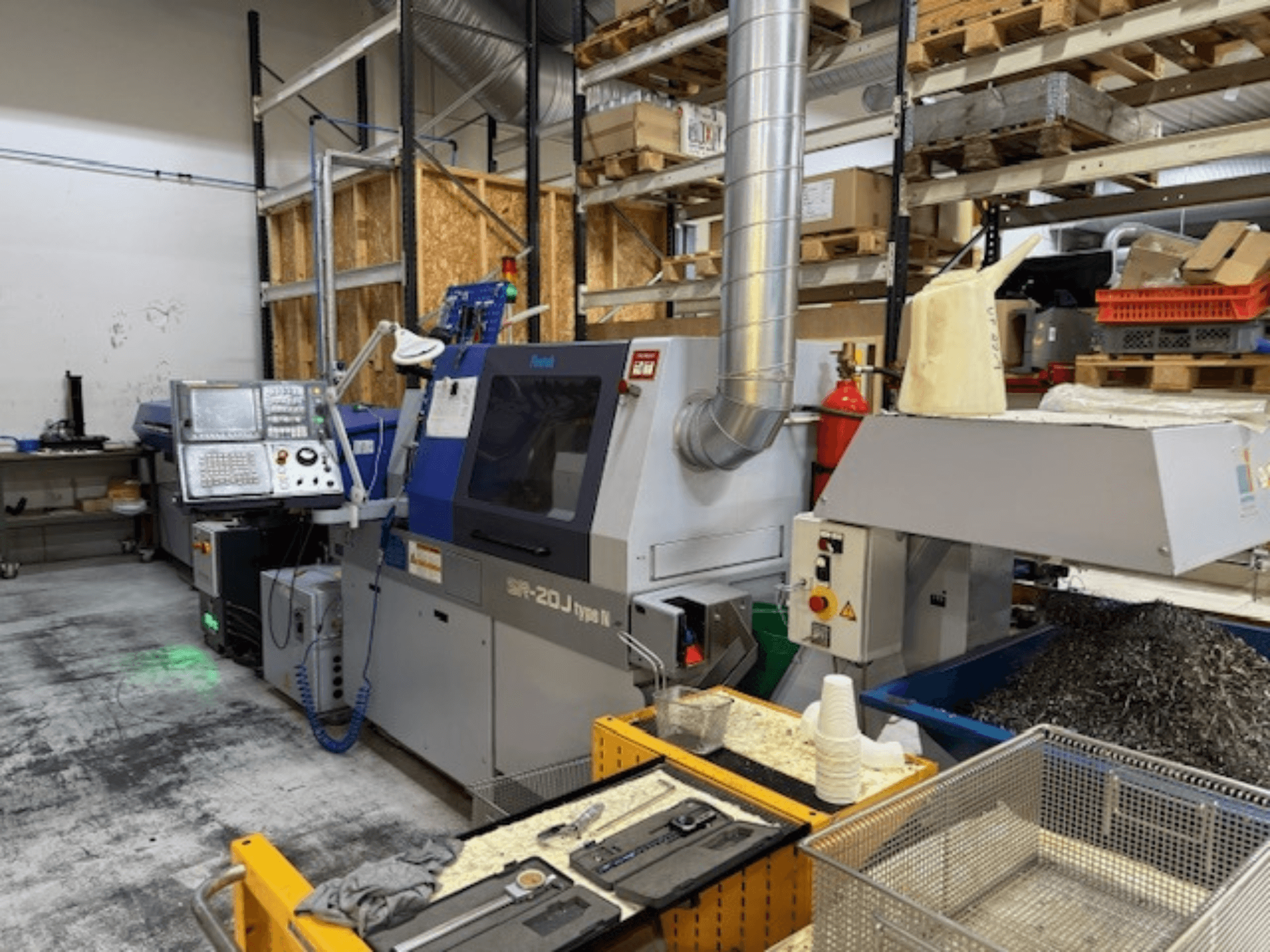 N tipo "Faroh SPR-20J" apdirbimo centro su valdymo pultu, metalo drožlėmis ir saugos įranga dirbtuvėse vaizdas iš priekio.