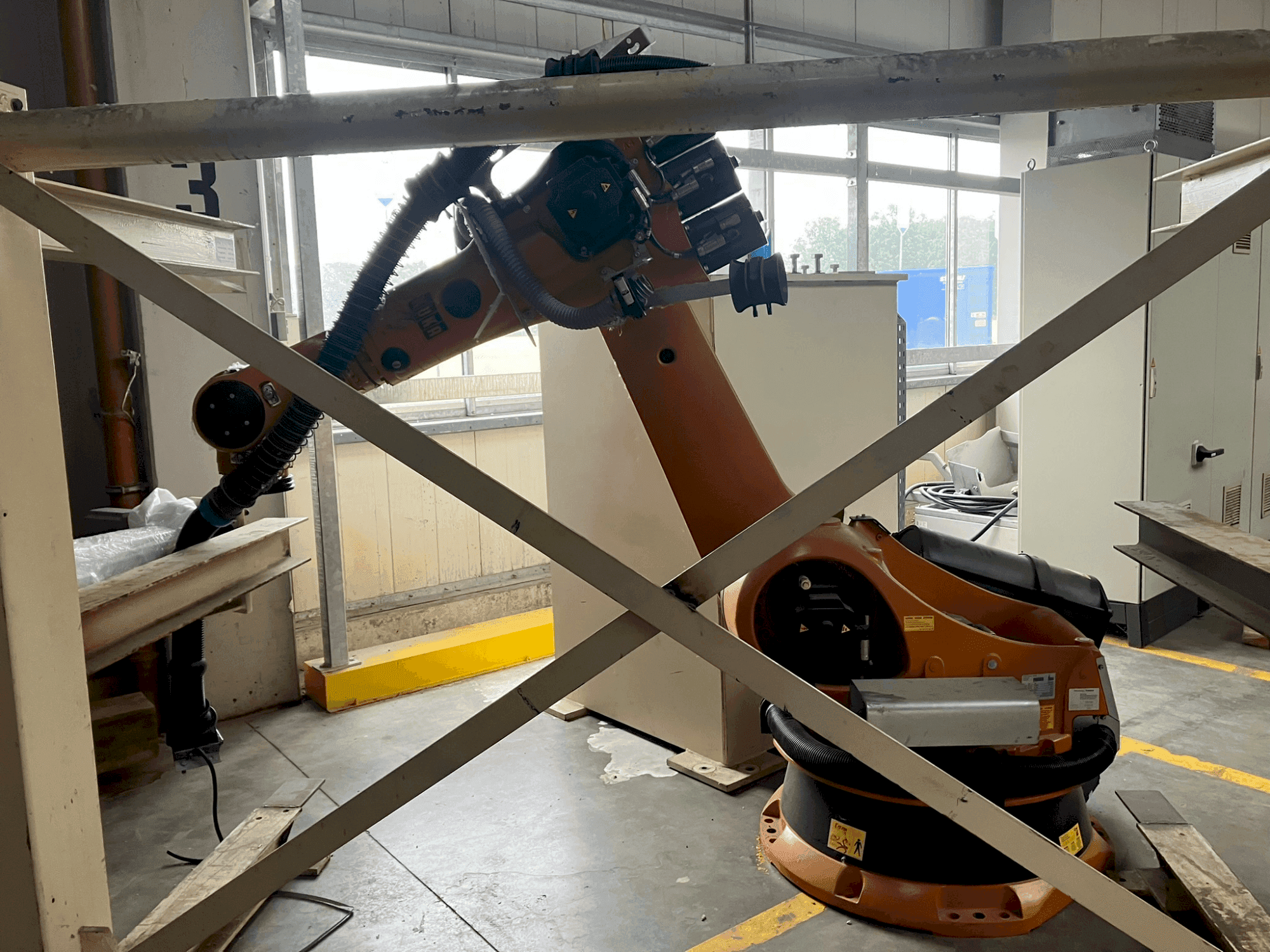 KUKA KR-240-2 Mašinos vaizdas iš priekio