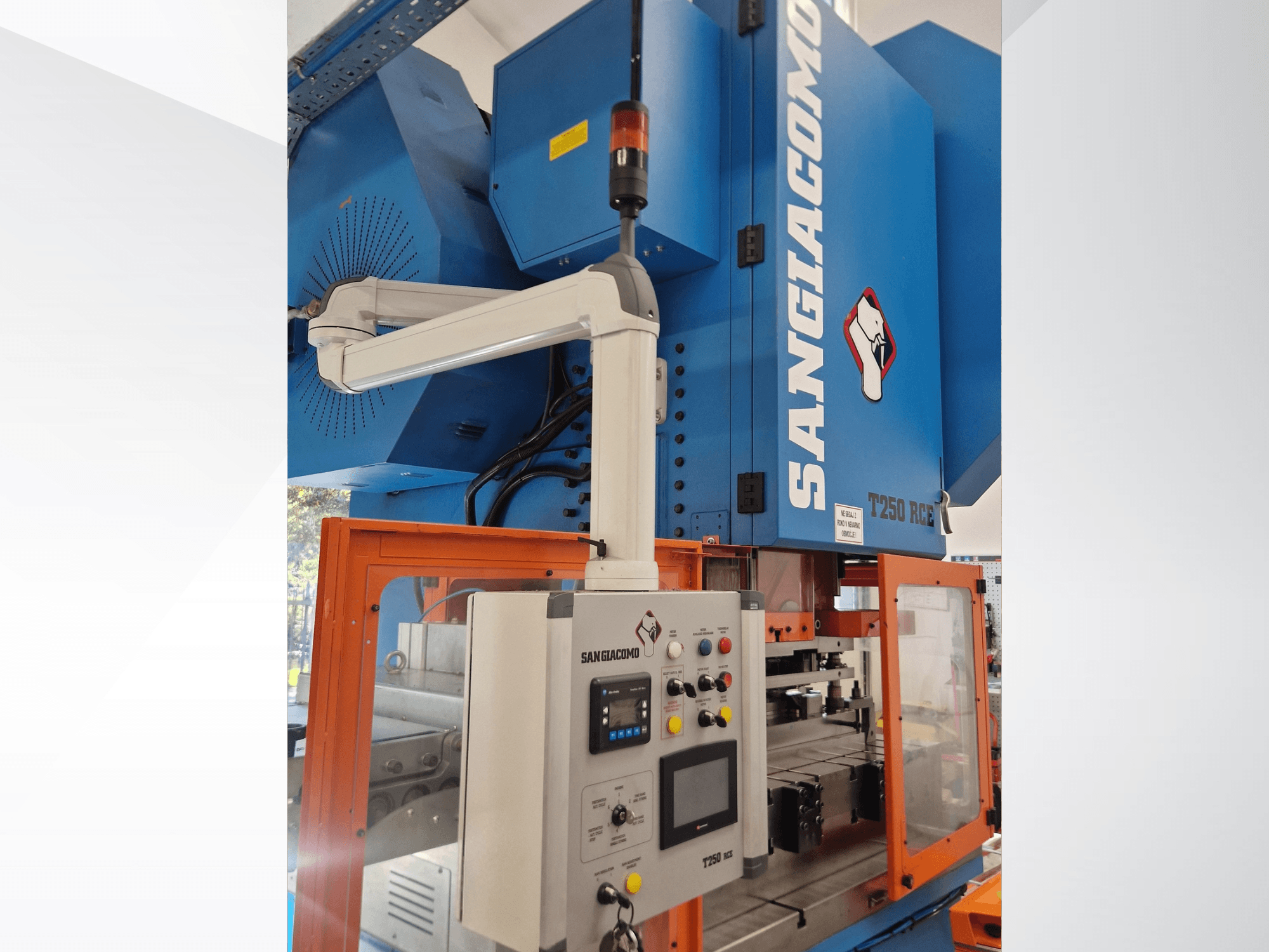 Mechaninis štampavimo presas „SANGIACOMO T250 RCE“, vaizdas iš priekio, kuriame matomas valdymo skydas ir apsauginis gaubtas, parodantys veikimo elementus.