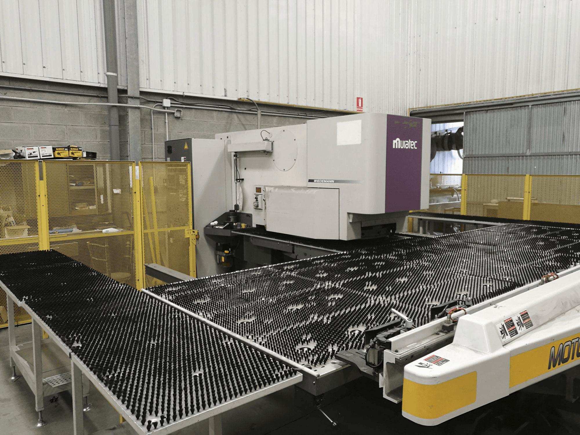 Murata Wiedemann M-2558-T Mašinos kairės pusės vaizdas