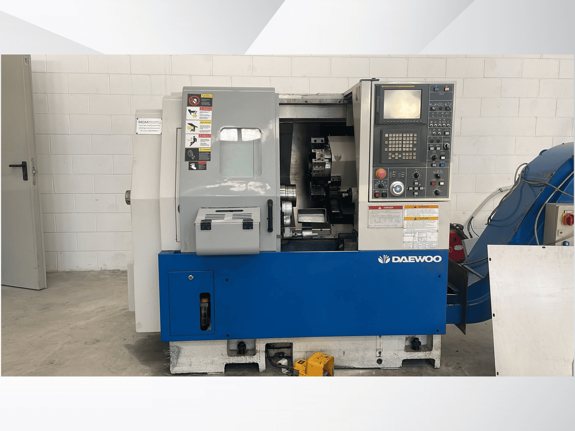 DAEWOO Lynx 210B horizontaliosios tekinimo staklės iš priekio, su valdymo skydeliu ir matomais mechanizmais.