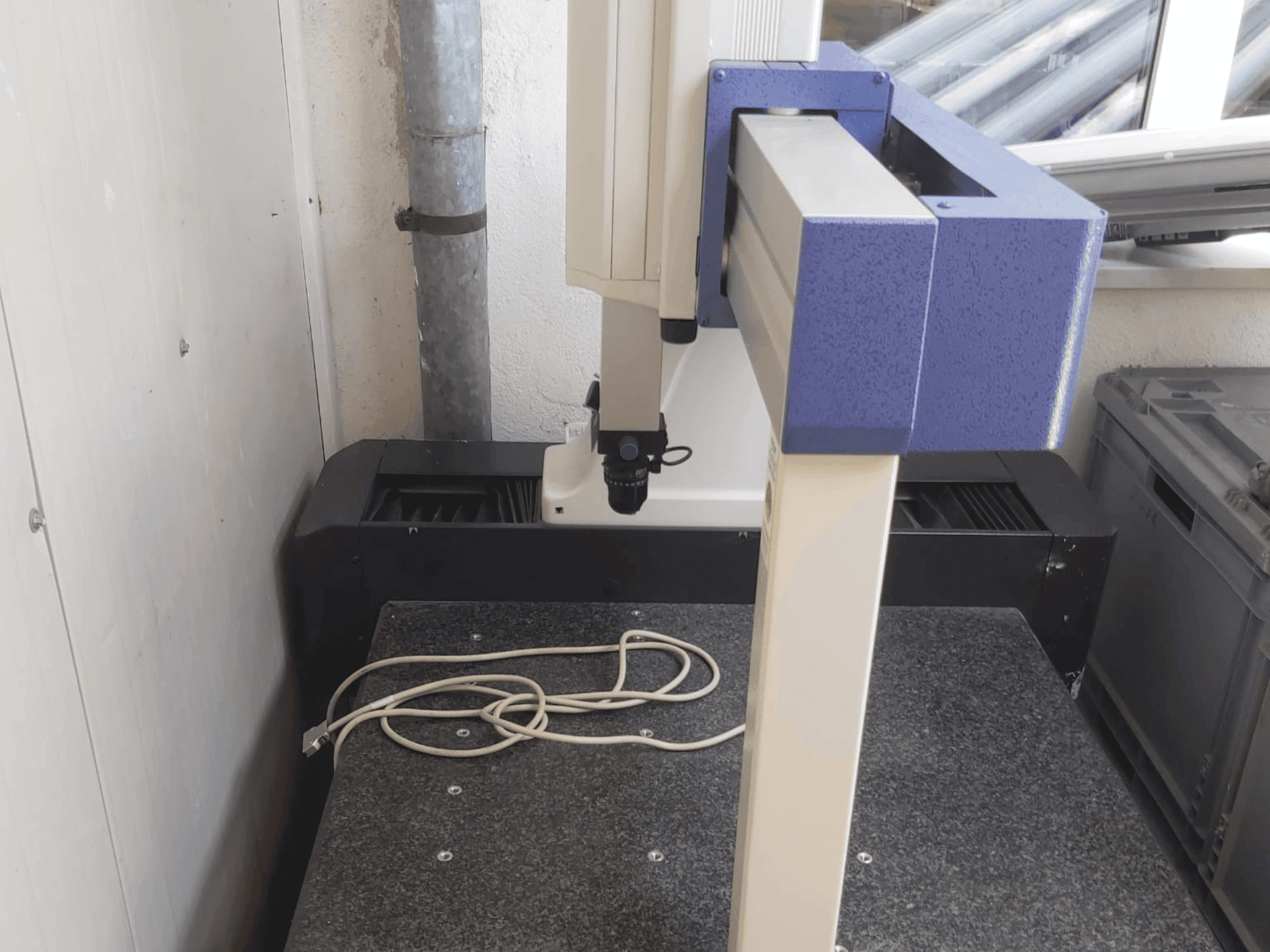 Mitutoyo Crysta-Plus M443 Mašinos vaizdas iš priekio