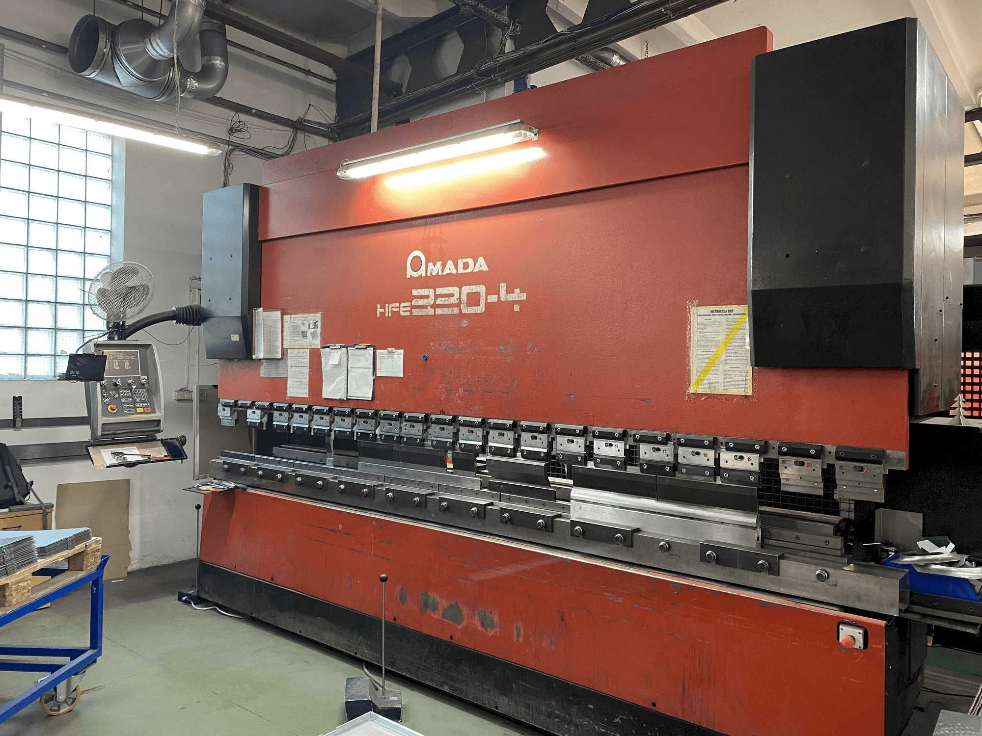 AMADA HFE 220-4 Mašinos vaizdas iš priekio