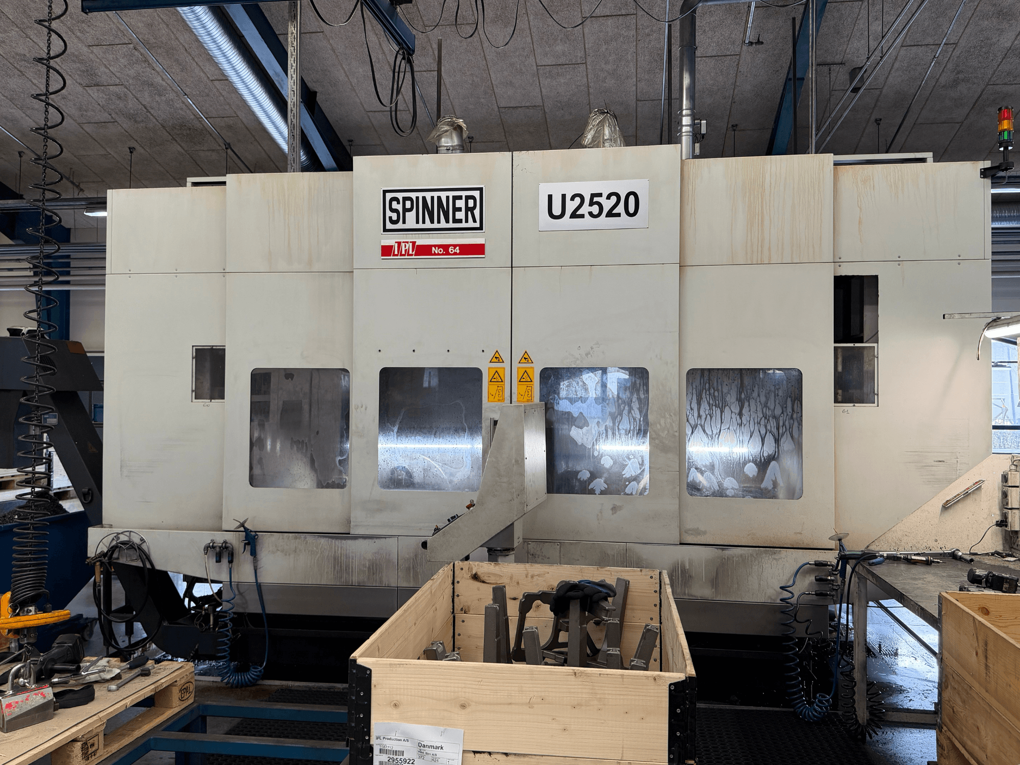 Vertikalaus apdirbimo centras SPINNER U5-2520 dirbtuvėse, vaizdas iš priekio, valdymo skydelis ir darbo zona su įrankiais.