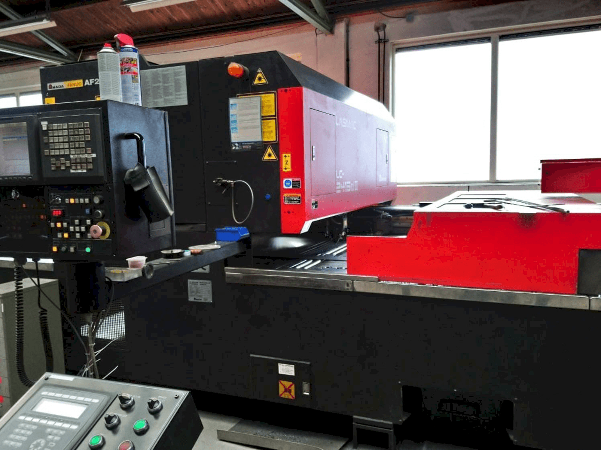 AMADA LC2415 ALPHA III Mašinos vaizdas iš priekio