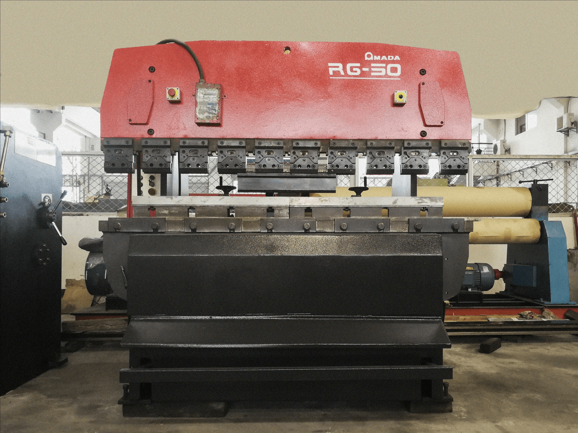 AMADA RG-50 Mašinos vaizdas iš priekio