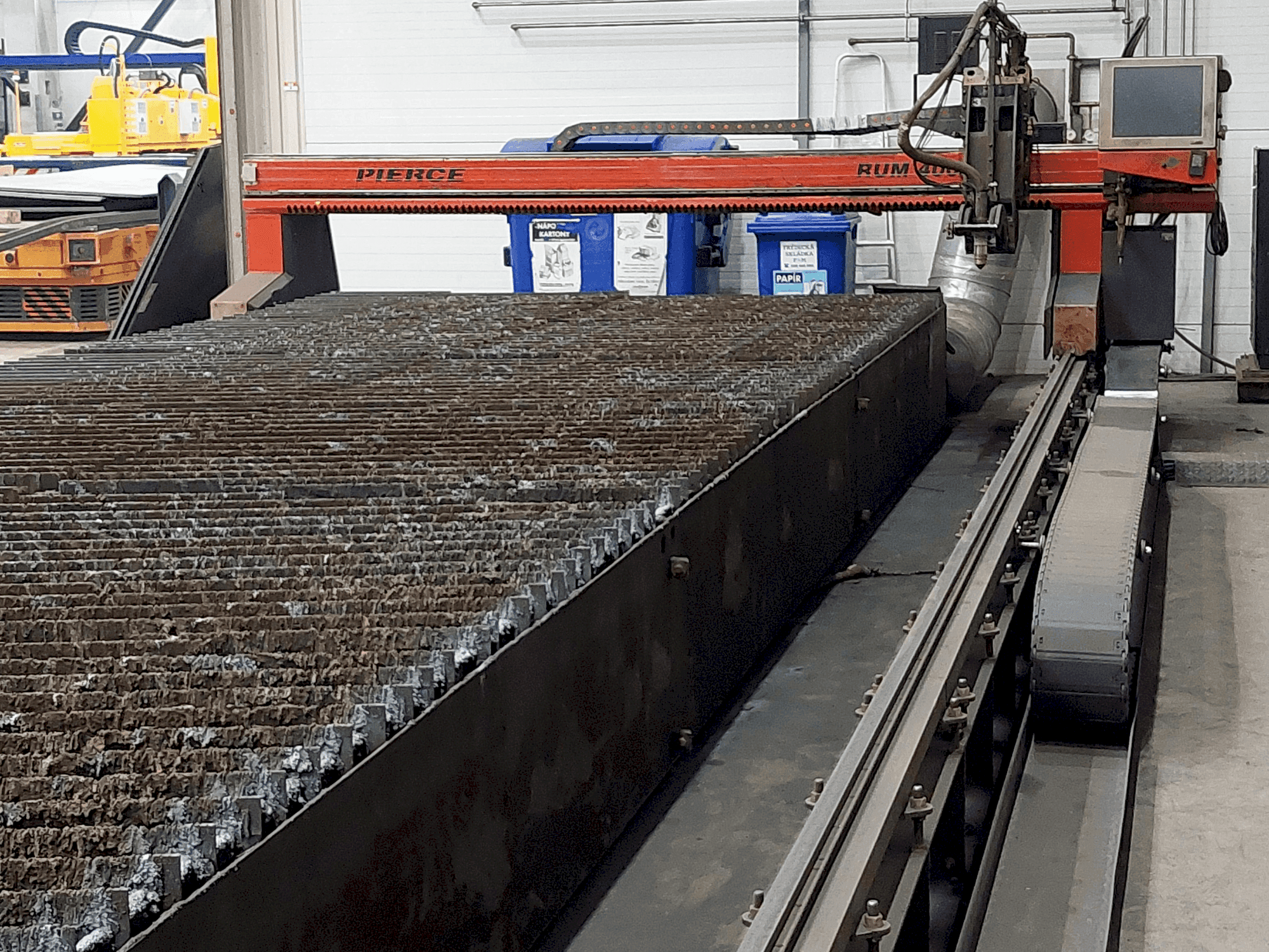 PIERCE RUM 4000 GP Mašinos vaizdas iš priekio
