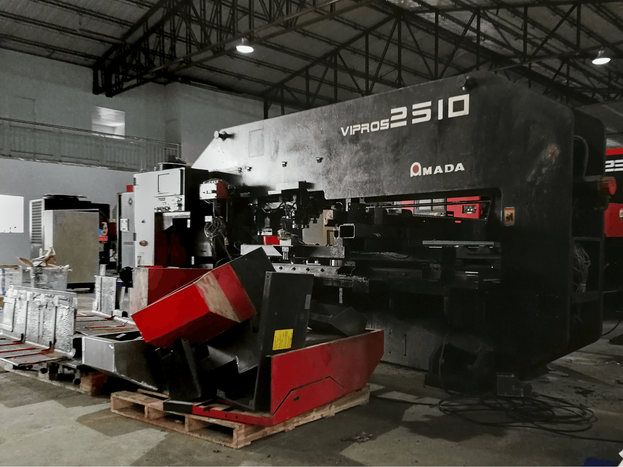 AMADA Vipros 2510 Mašinos dešinės pusės vaizdas