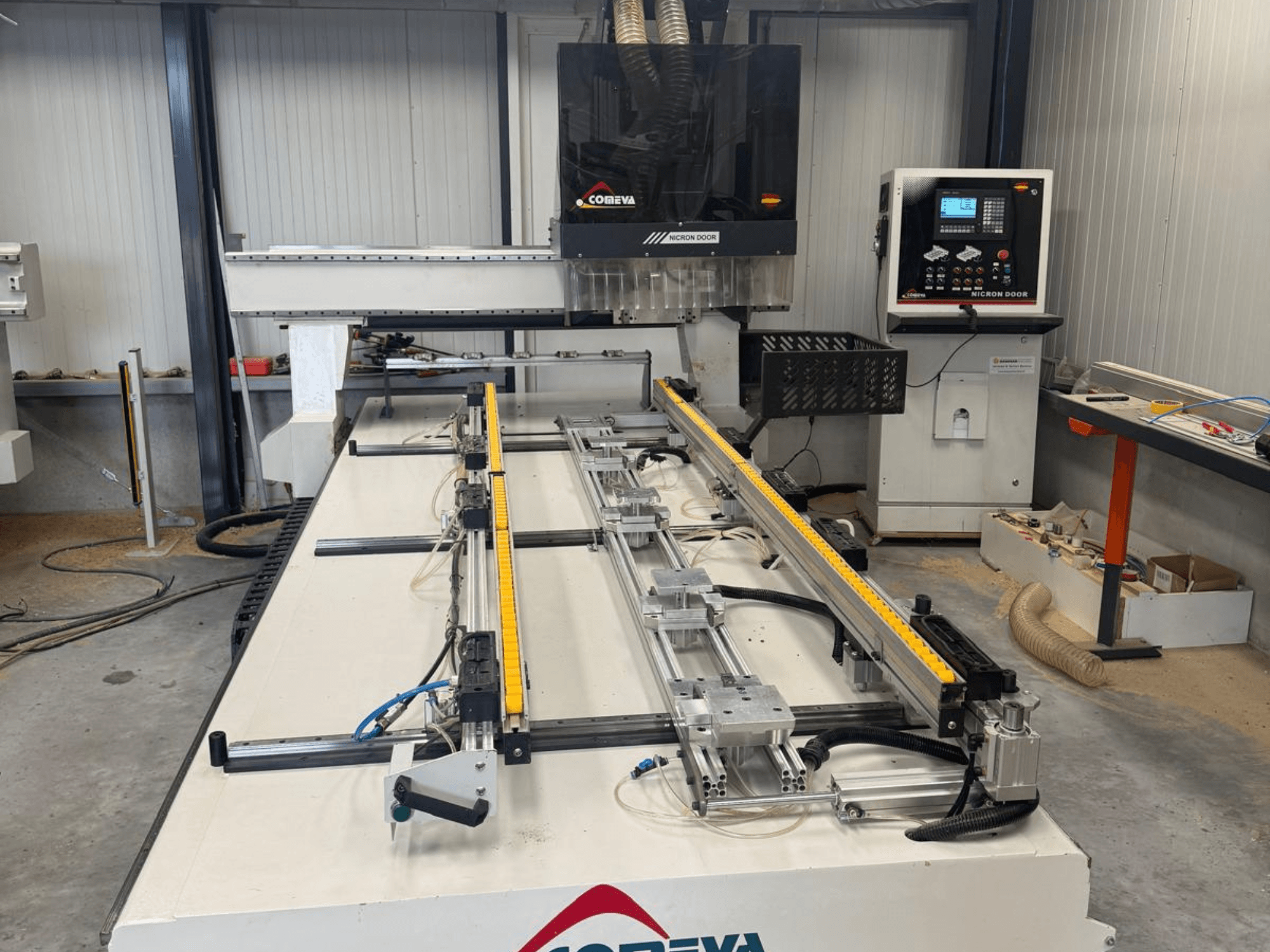 CNC medžio apdirbimo centras „COMEVA MEX V 2100x3260“ – vaizdas iš priekio, kuriame matoma darbo vieta, valdymo pultas ir kreipiamosios bėgiai.