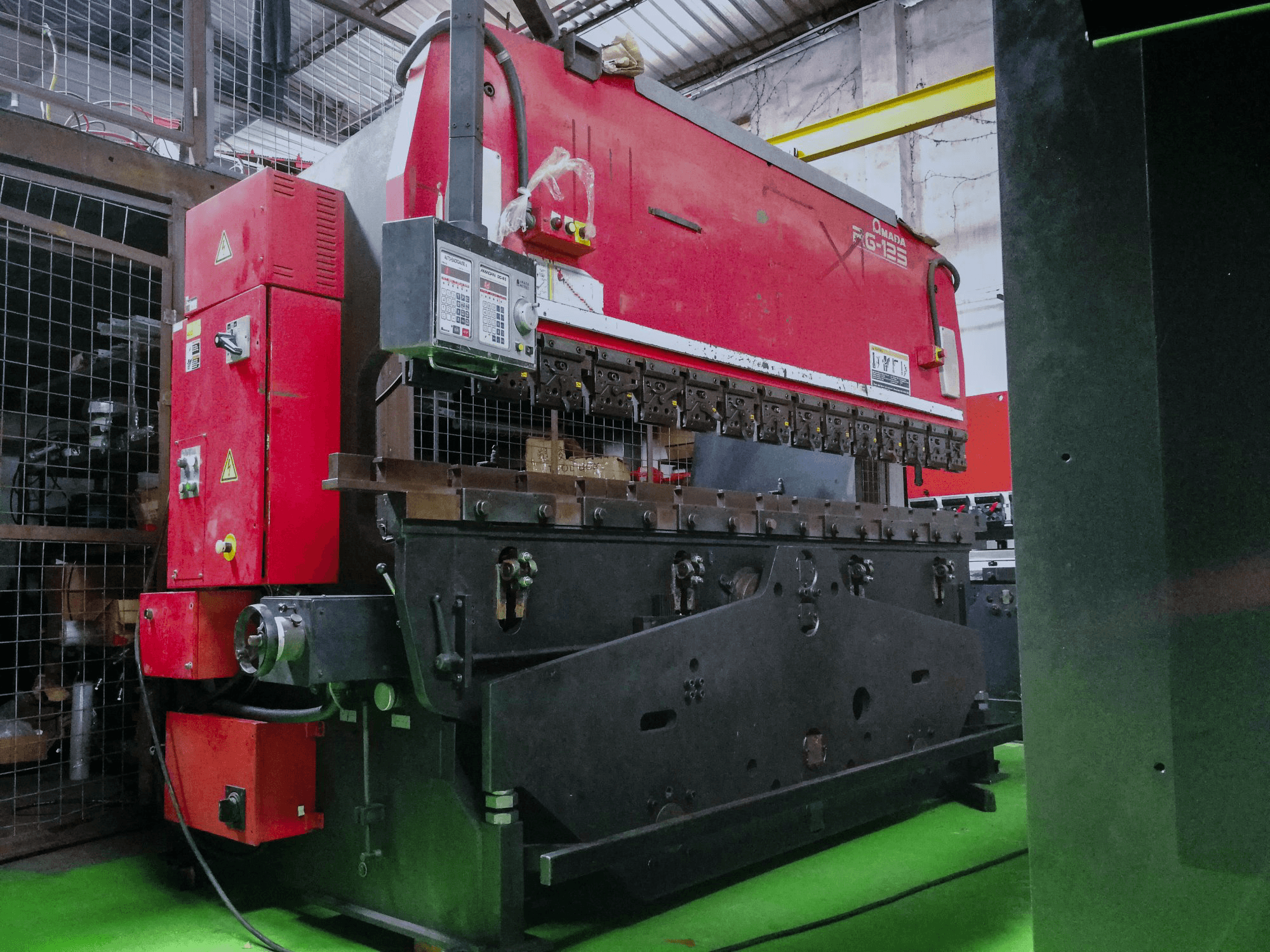 AMADA RG 125 Mašinos vaizdas iš priekio