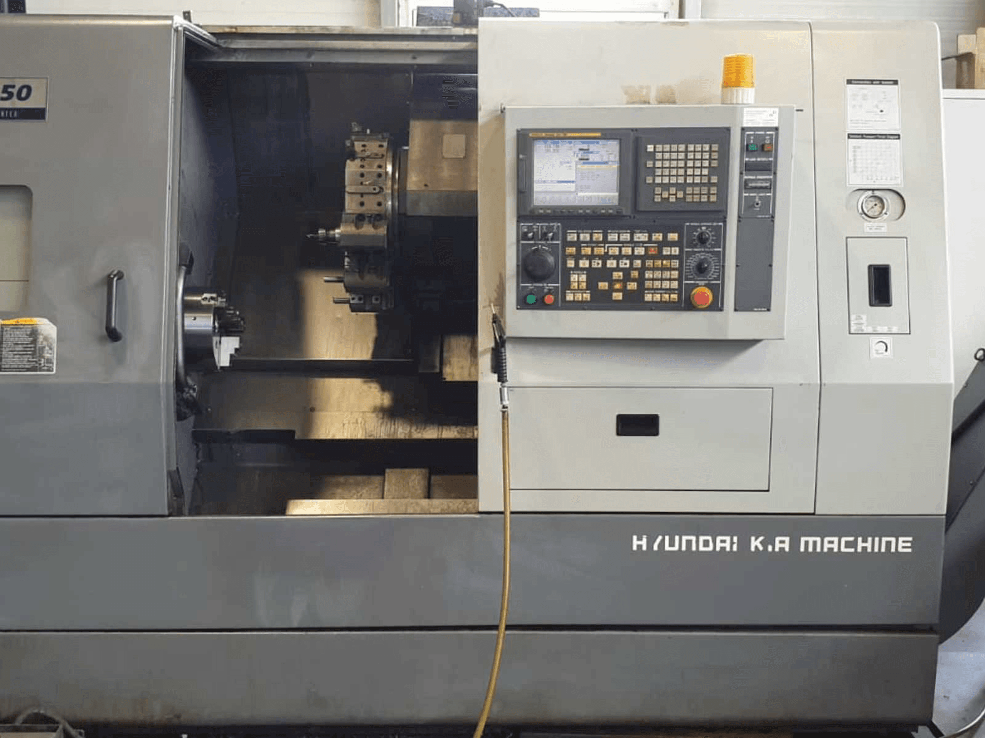 Hyundai Kia SKT250 Mašinos vaizdas iš priekio