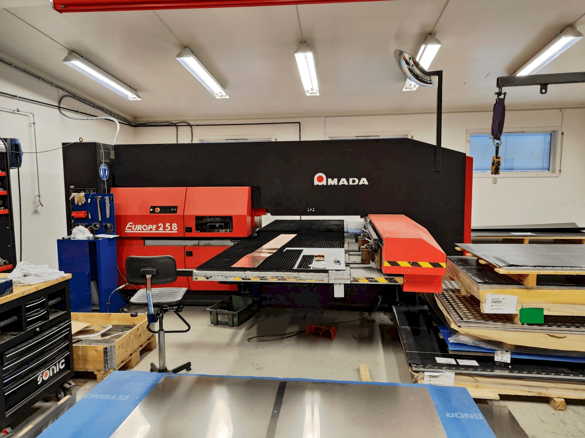 AMADA EUROPE 258 Mašinos vaizdas iš priekio