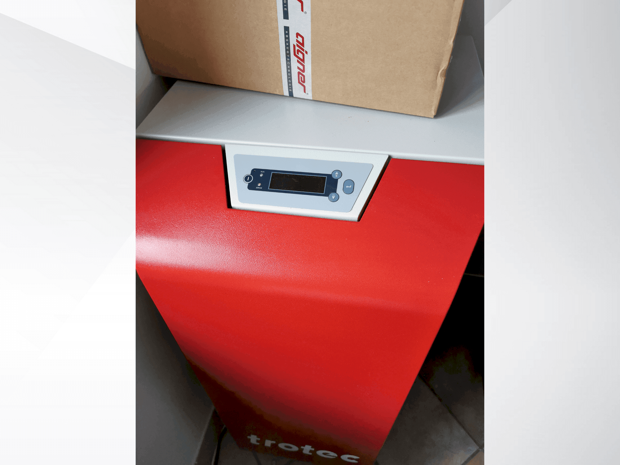 Trotec 8060 Q400 RF Mašinos vaizdas iš priekio