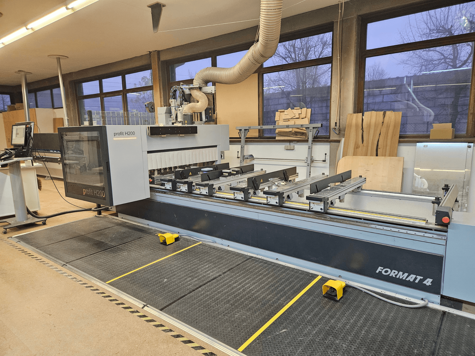 4 formato pelno H200 CNC staklės, vaizdas iš priekio, matoma pjovimo lova, valdymo skydelis ir dulkių nusiurbimo sistema.