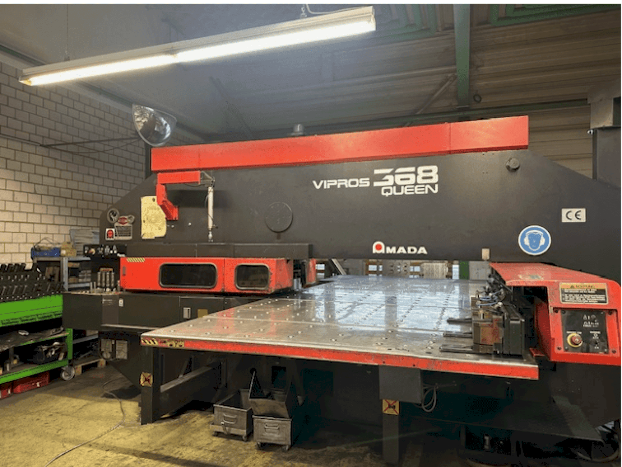 AMADA Vipros 368 Queen Mašinos vaizdas iš priekio
