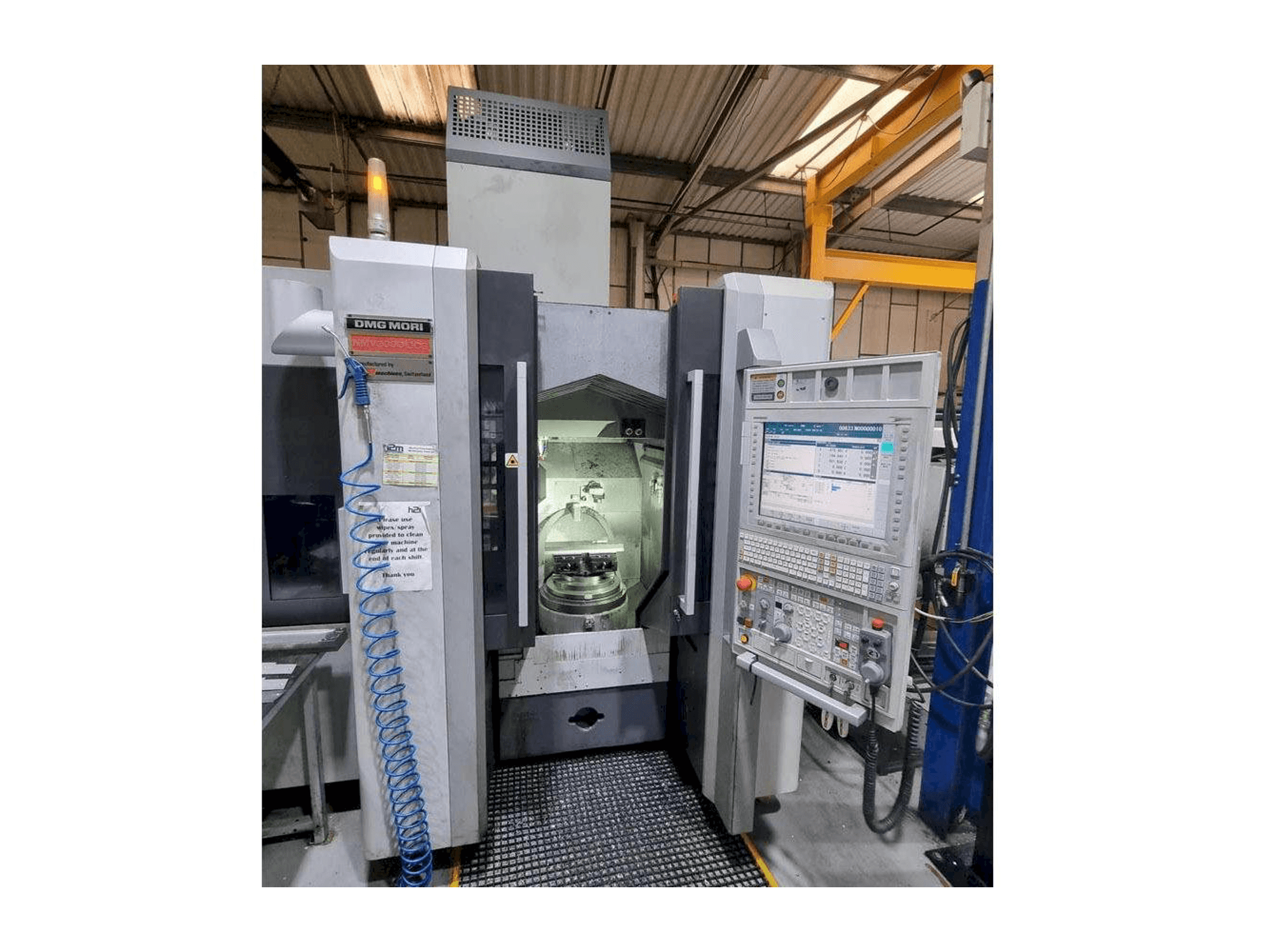 DMG MORI NMV3000 DCG Mašinos vaizdas iš priekio