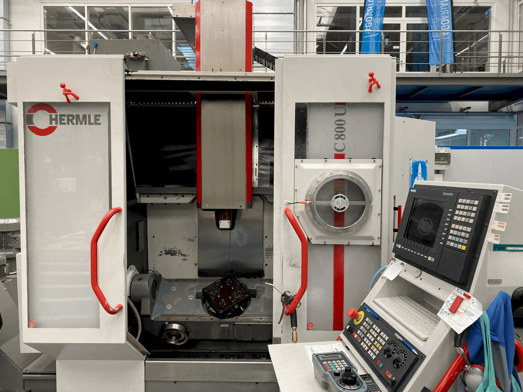 HERMLE C800 U Mašinos vaizdas iš priekio