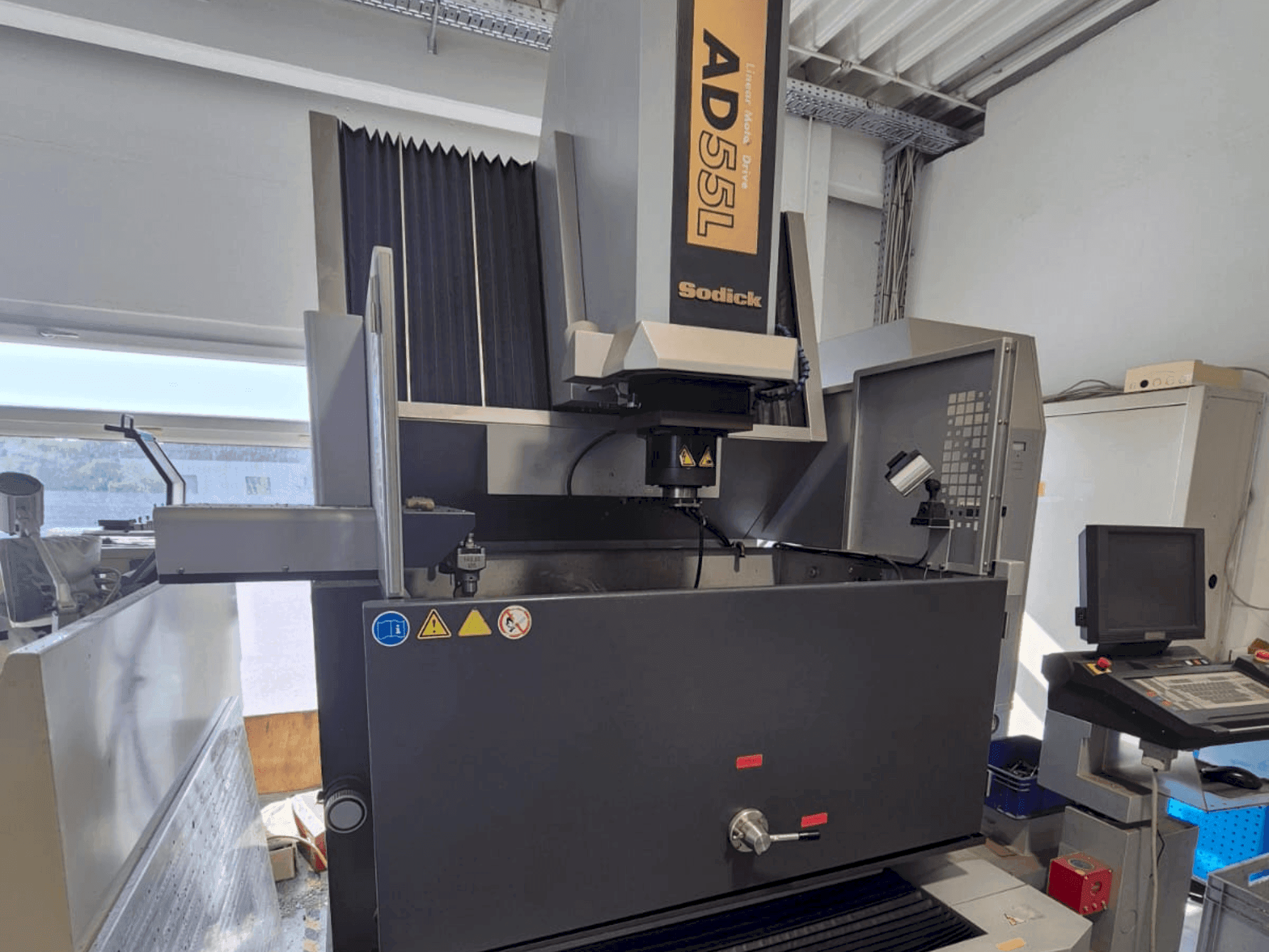 Sodick AD 55 L Mašinos vaizdas iš priekio