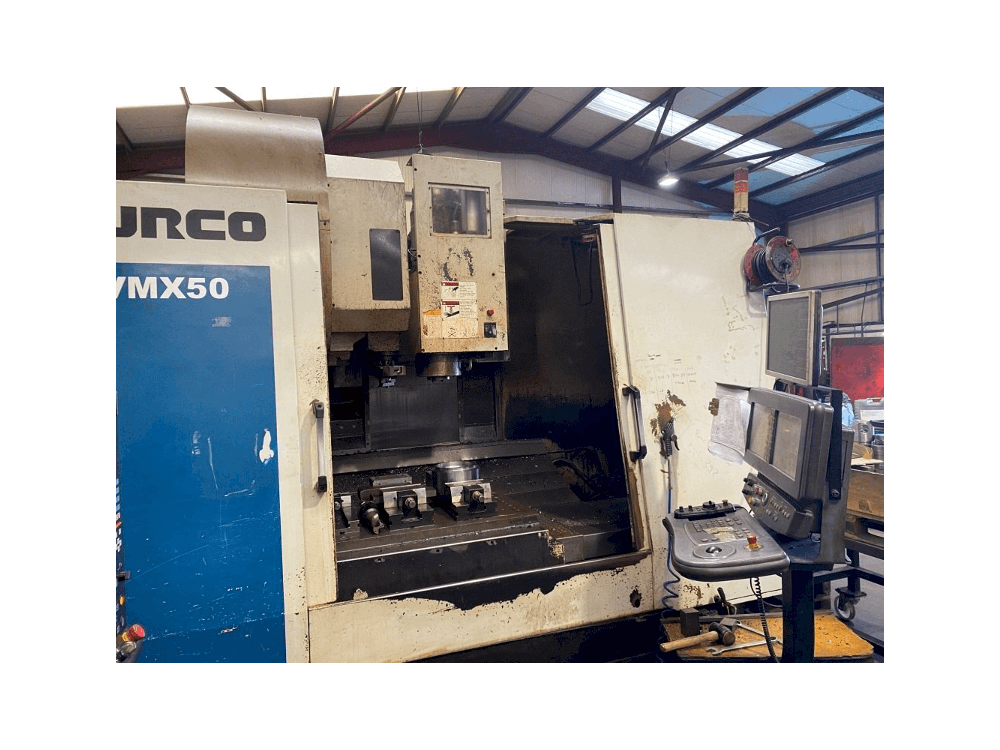 Hurco VMX 50/50T Mašinos vaizdas iš priekio