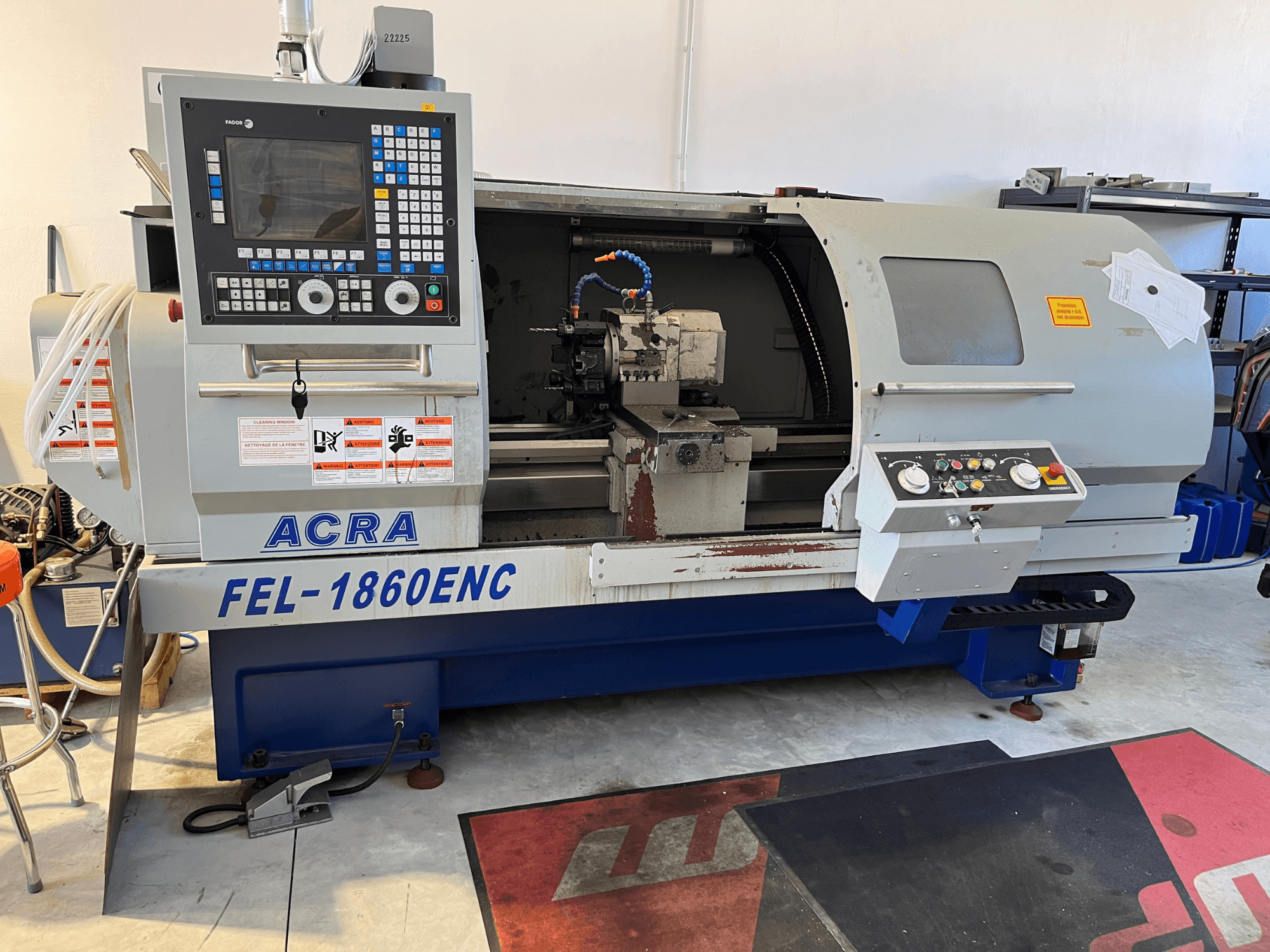 ACRA FEL-1860ENC/B horizontalus tekinimo staklės, vaizdas iš priekio, kuriame matomas valdymo skydas ir CNC komponentai.
