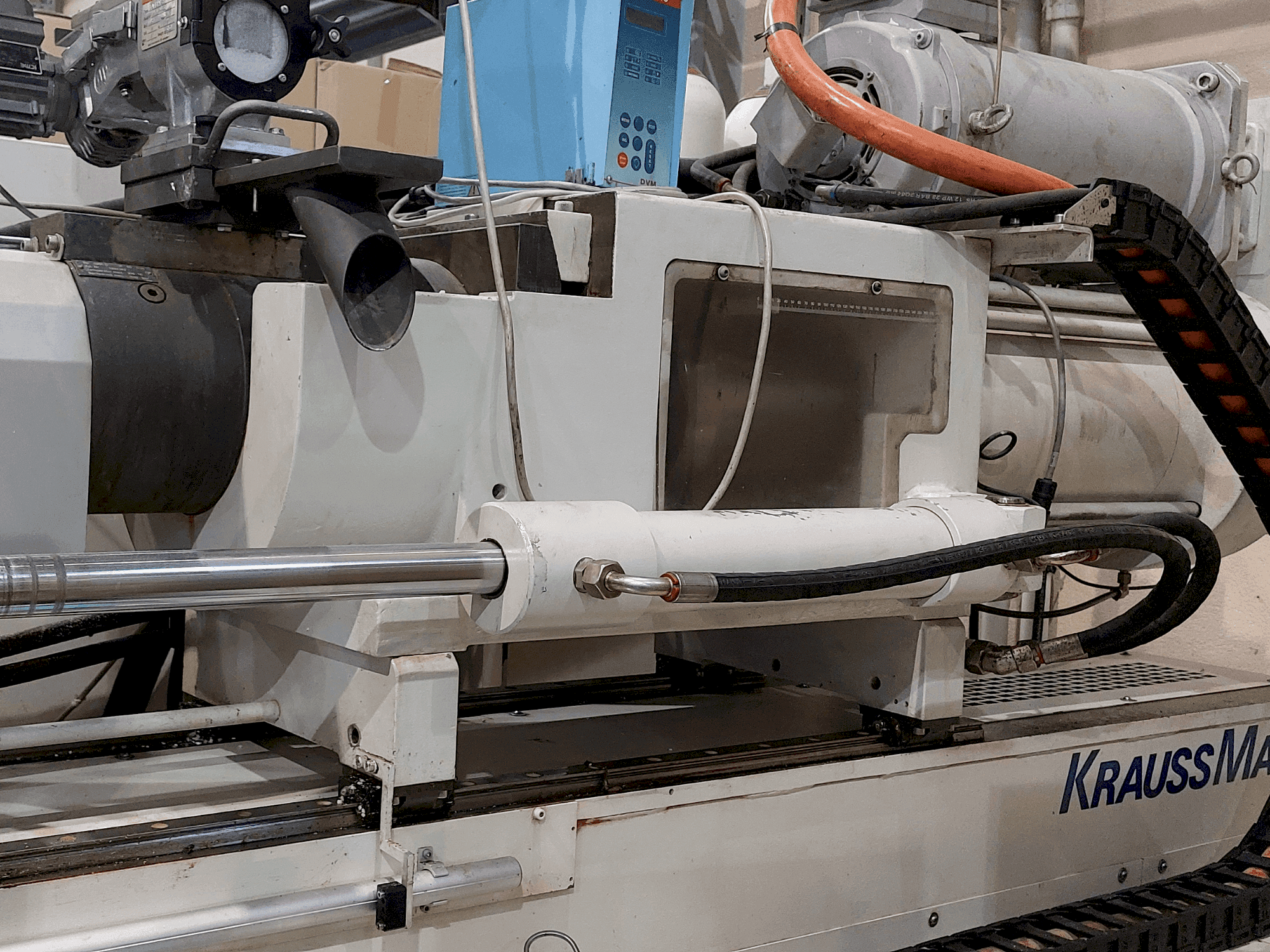 Krauss Maffei 320-1900 C3 Mašinos vaizdas iš priekio