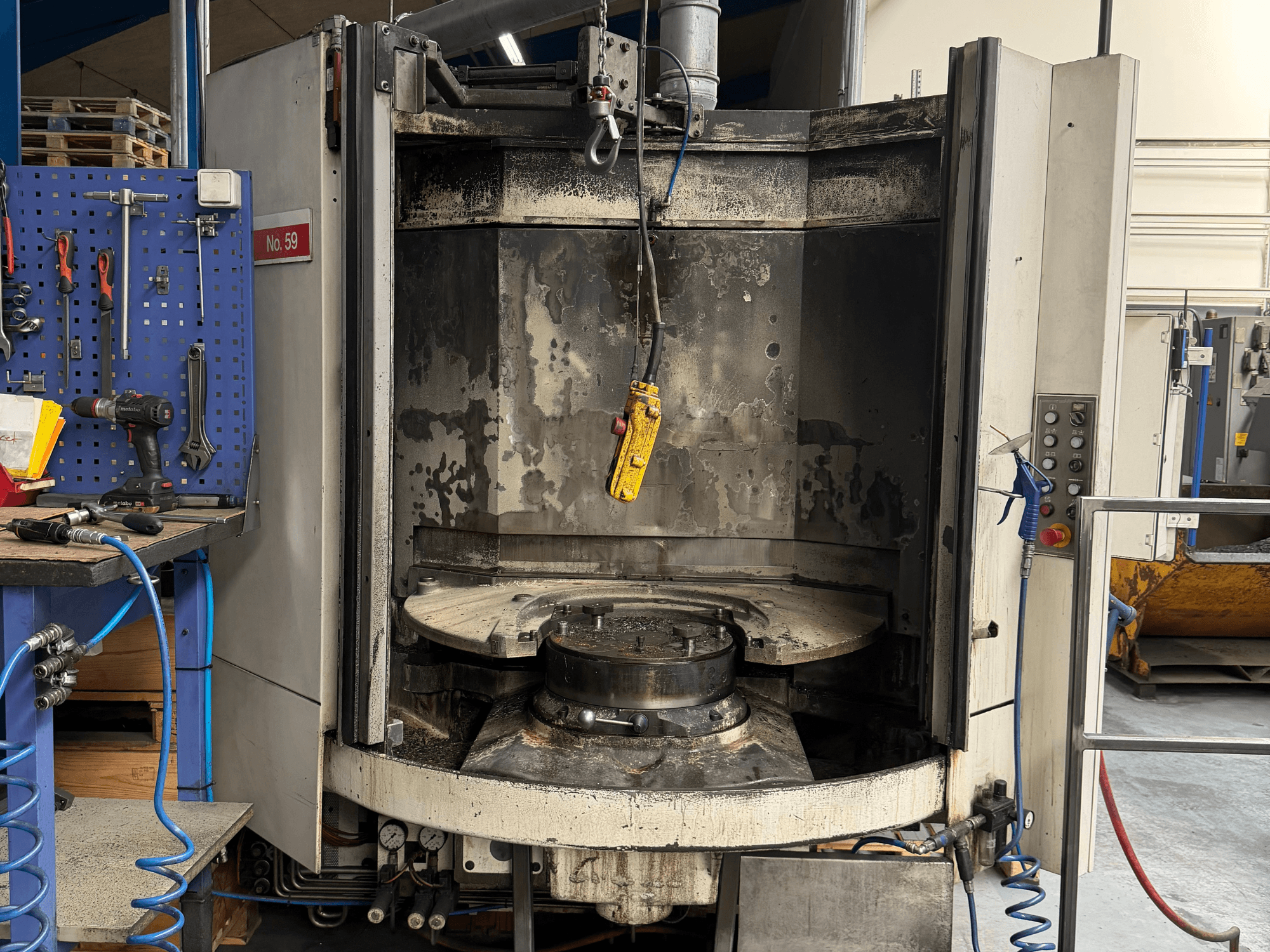 Horizontalusis apdirbimo centras HELLER MC 16 iš priekio, matomas tuščias stalas ir valdymo skydelis, dirbtuvių aplinkoje.