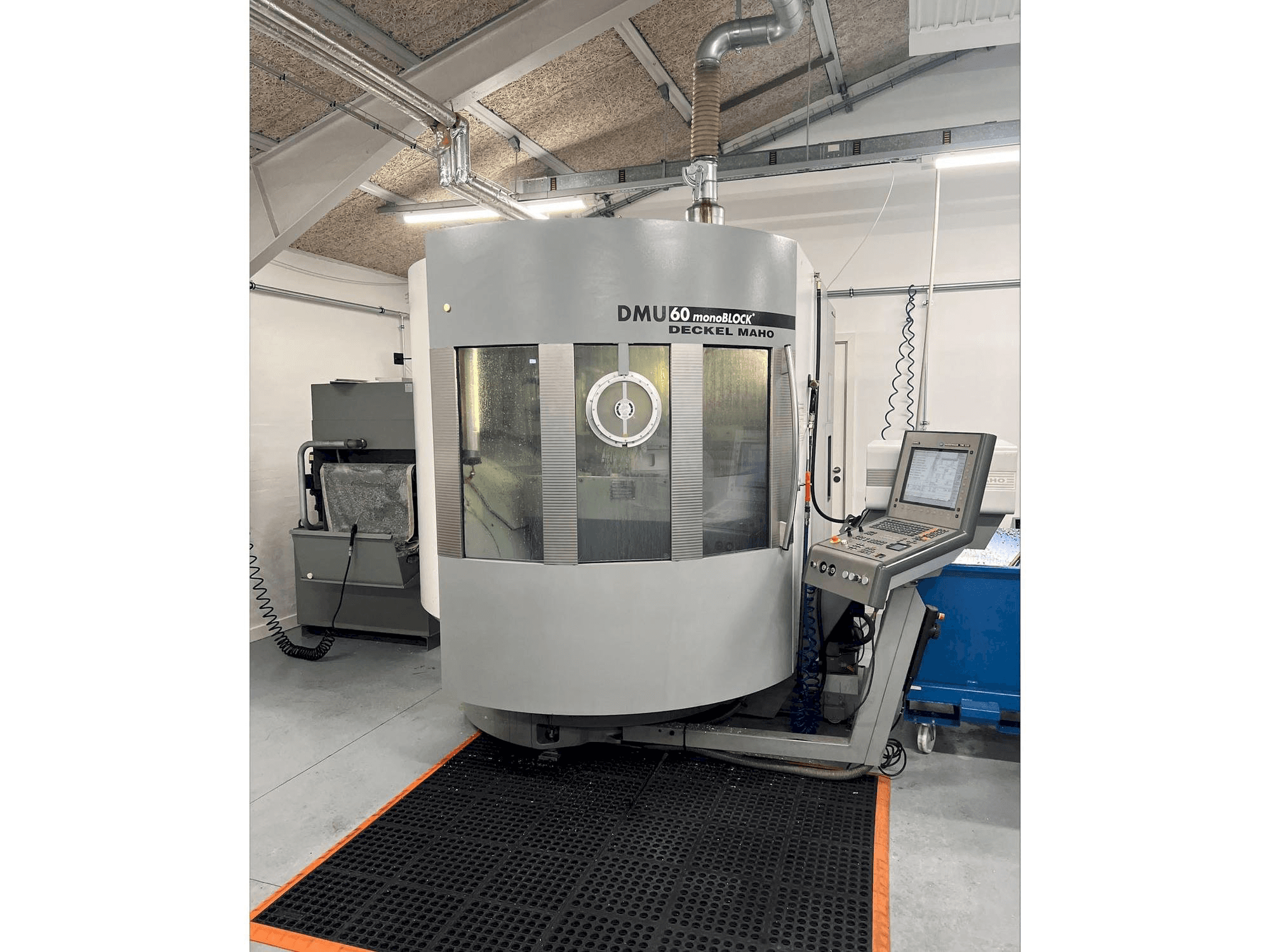 DMG MORI DMU 60 monoBLOCK Mašinos vaizdas iš priekio