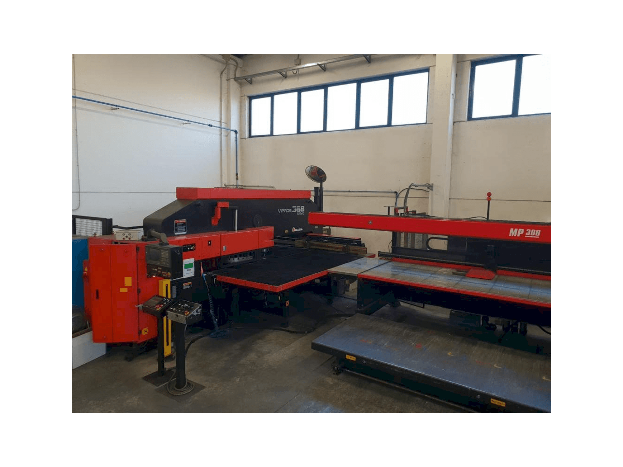 AMADA VIPROS 368 KING Mašinos vaizdas iš priekio