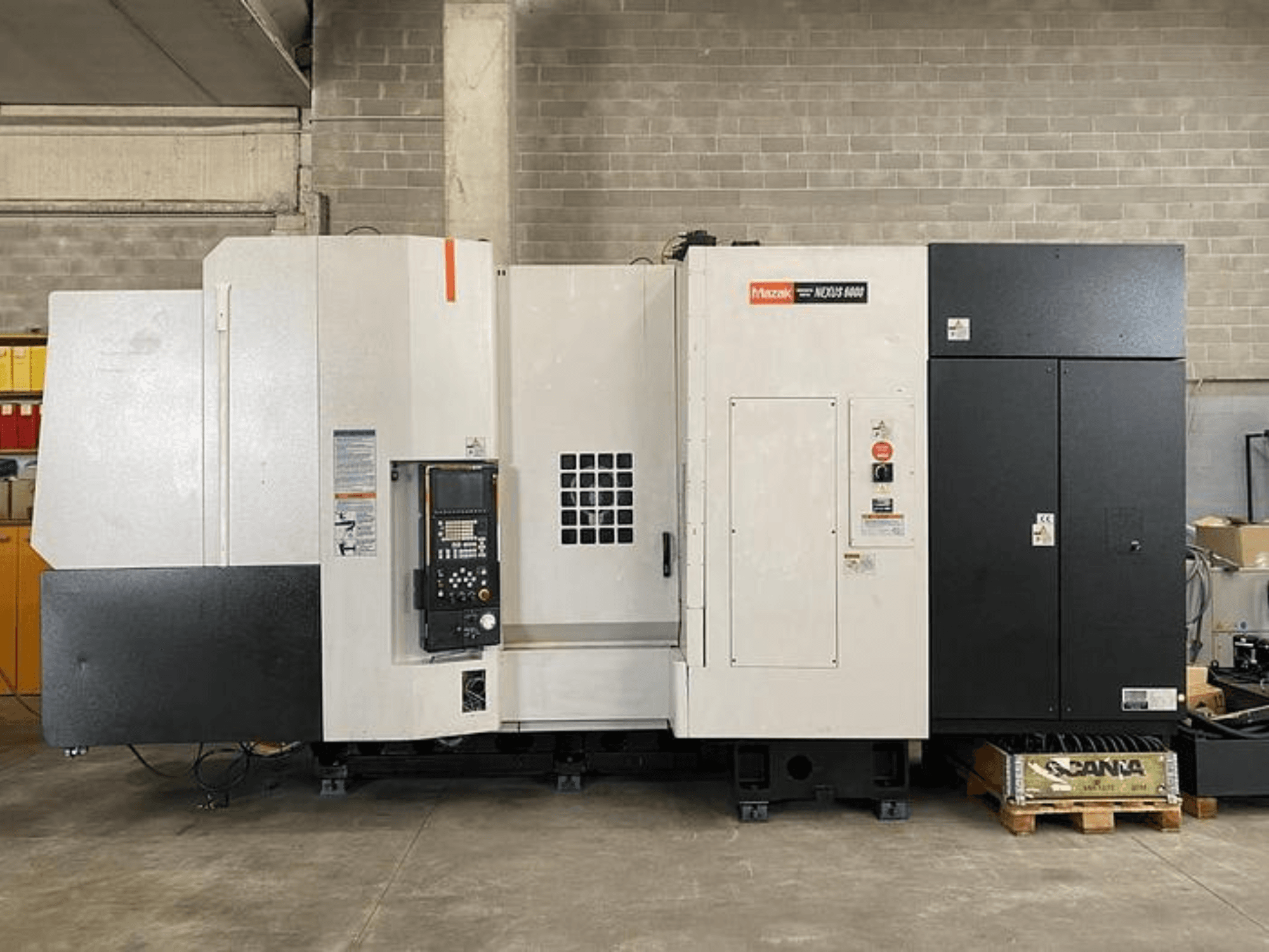 Mazak NEXUS 6400 CNC tekinimo staklės, priekinis vaizdas, valdymo skydelis, maitinimo jungiklis ir dviejų spalvų baltos ir juodos spalvos korpusas.
