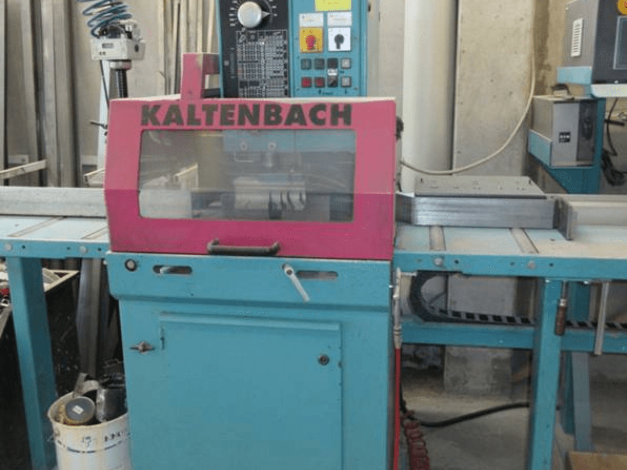 Diskinis metalo pjūklas KALTENBACH KKS 400 E iš priekio, su rausvu apsauginiu dangteliu ir valdymo skydeliu su mygtukais.