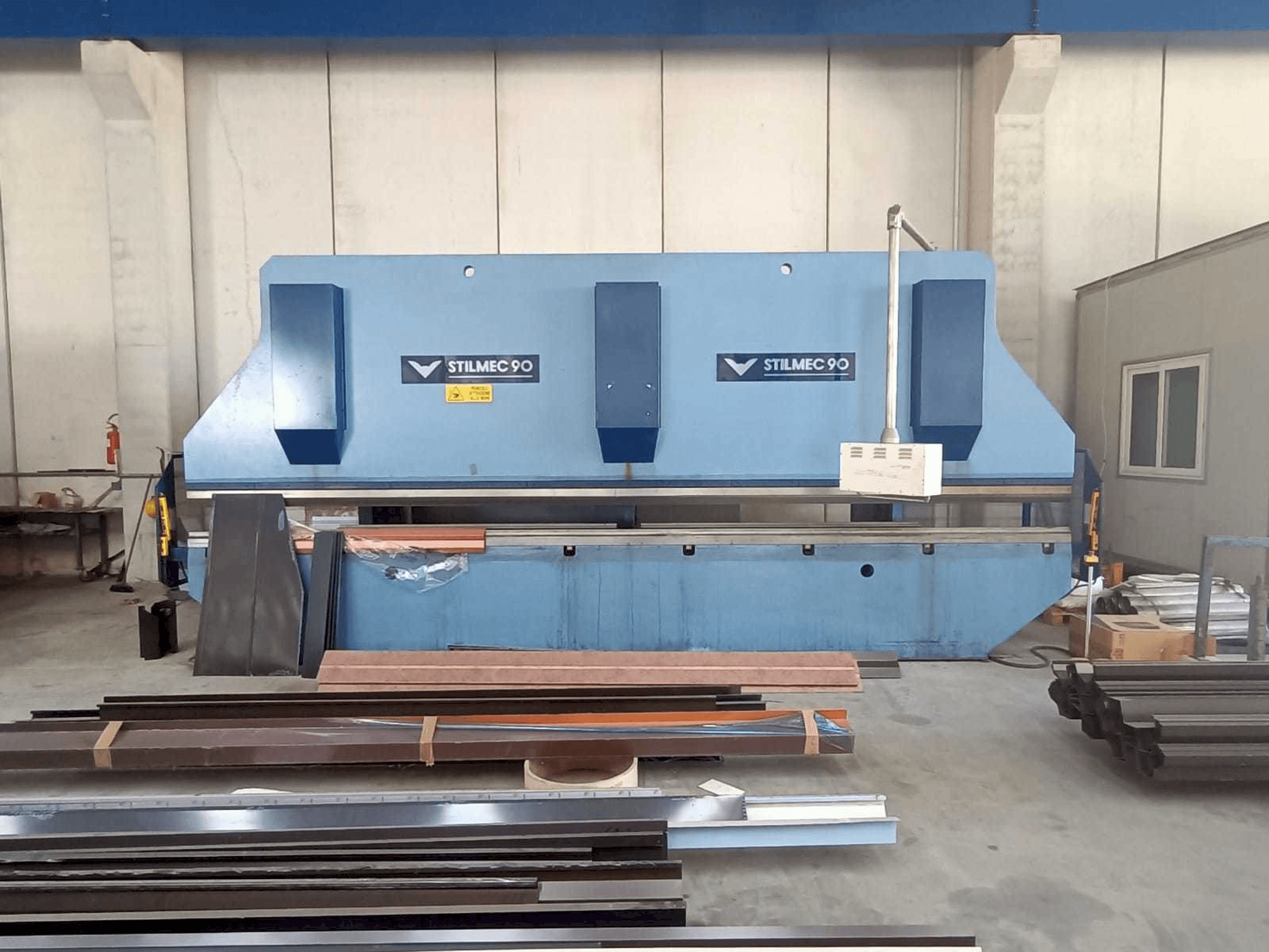 Stillmec 90 6500 x 200 ton Mašinos vaizdas iš priekio