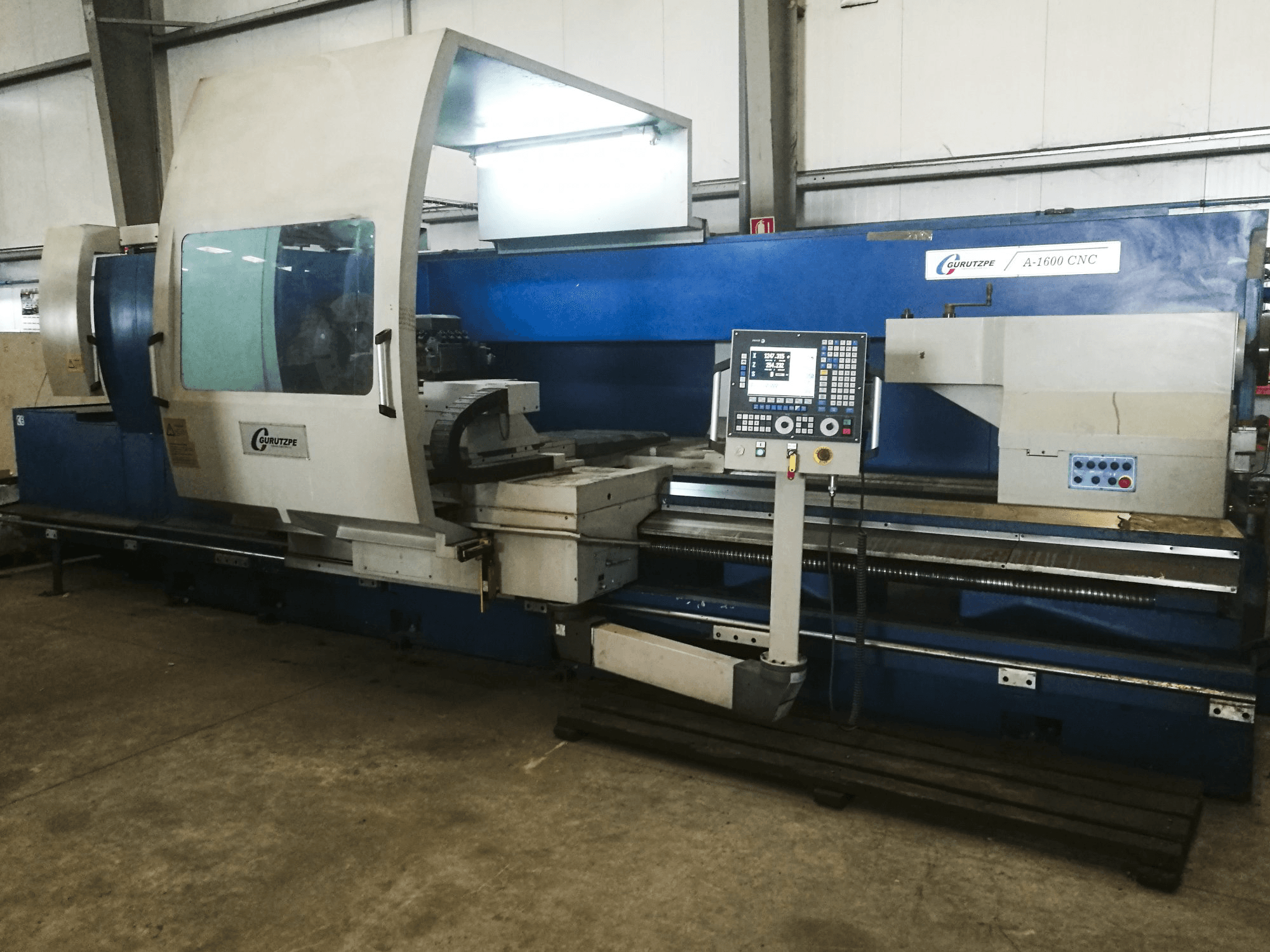 Gurutzpe A-1600 CNC Mašinos kairės pusės vaizdas