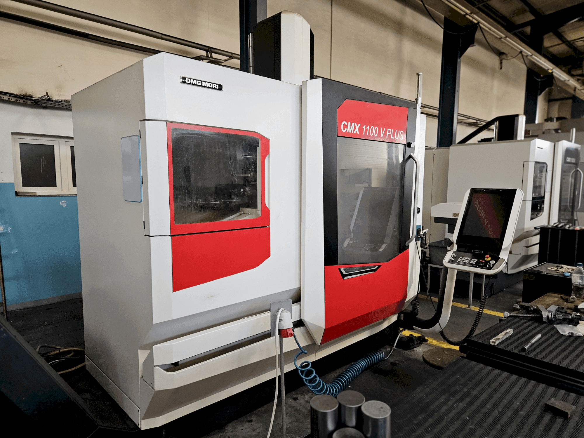 DMG MORI CMX 1100 V Mašinos vaizdas iš priekio