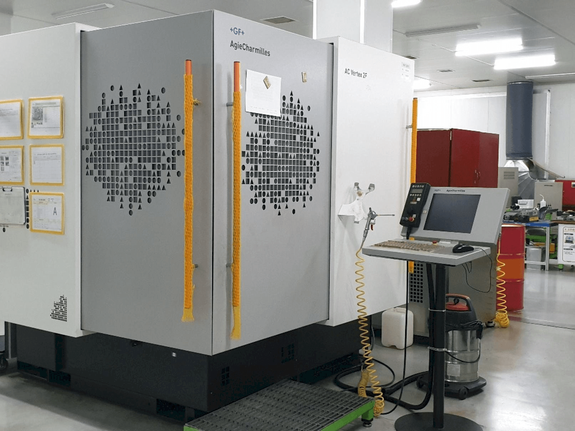 AgieCharmilles AC VERTEX 2F Mašinos vaizdas iš priekio