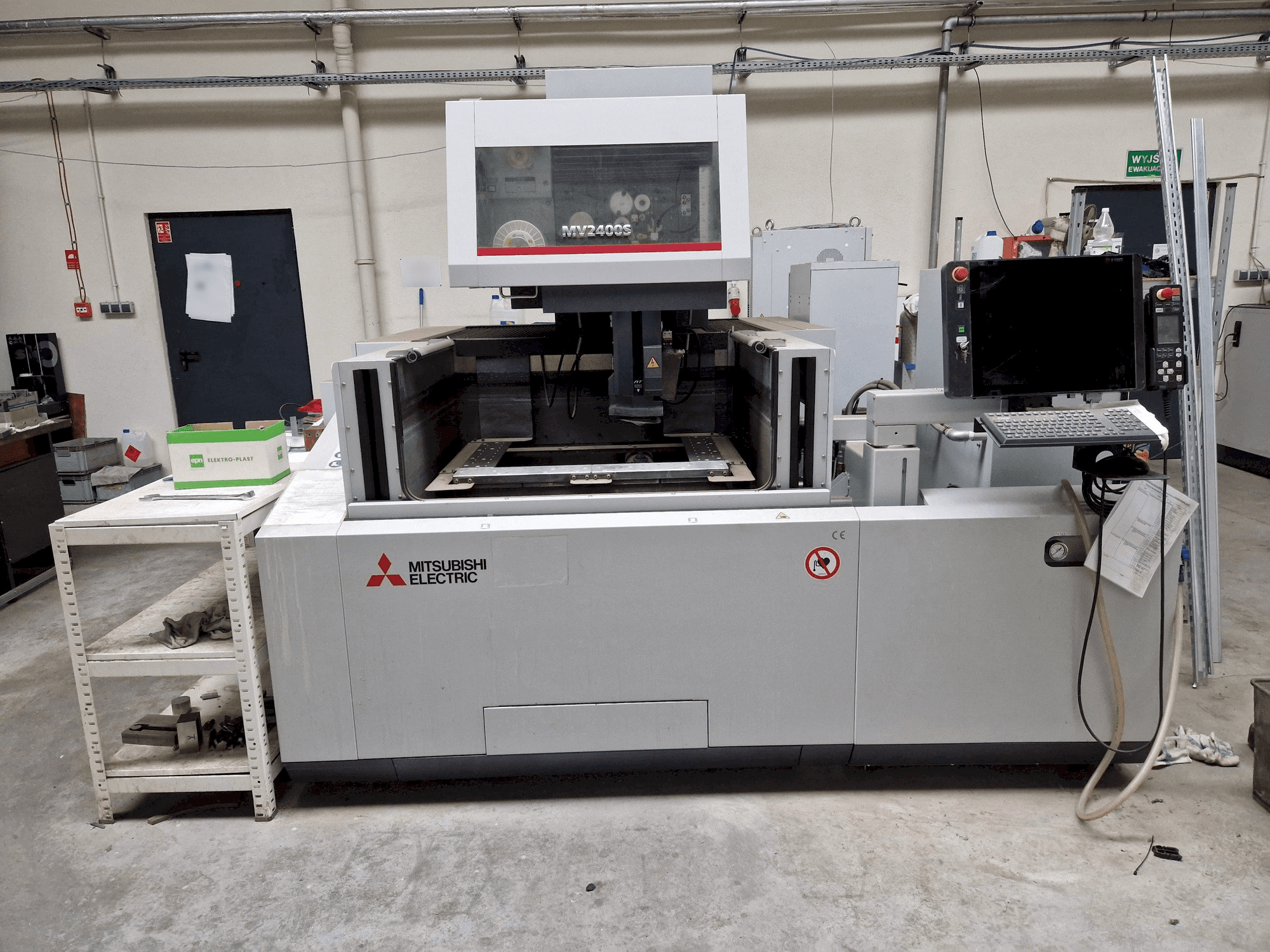 Mitsubishi MV2400S NEWGEN Mašinos vaizdas iš priekio