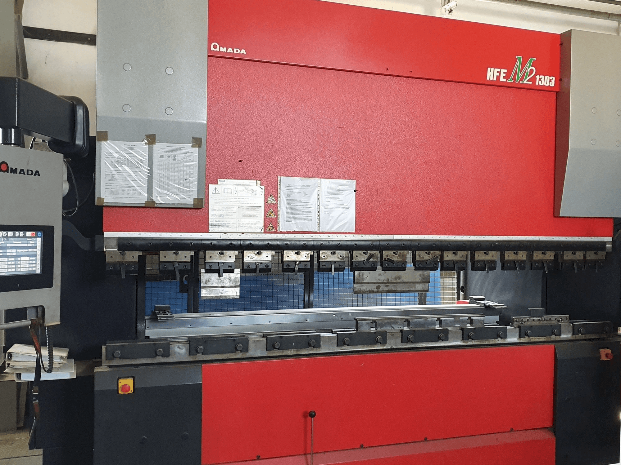 AMADA HFE-1303M2 8 Axes Mašinos vaizdas iš priekio