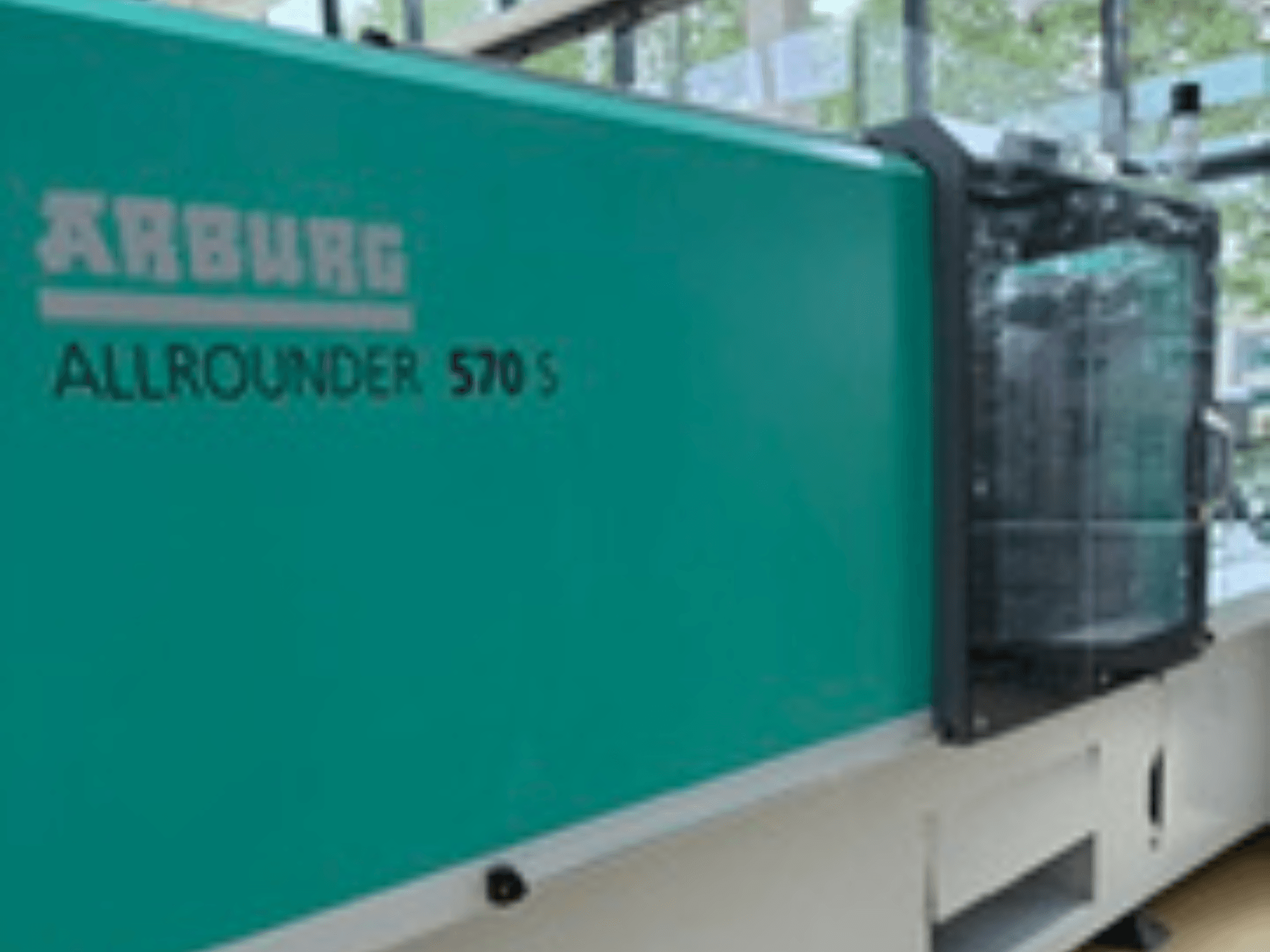Arburg ALLROUNDER 570 S 1600-290, kurio išorė ir įpurškimo agregatas yra arbatinės spalvos, priekinis vaizdas, kuriame matoma dalis mašinos dizaino.