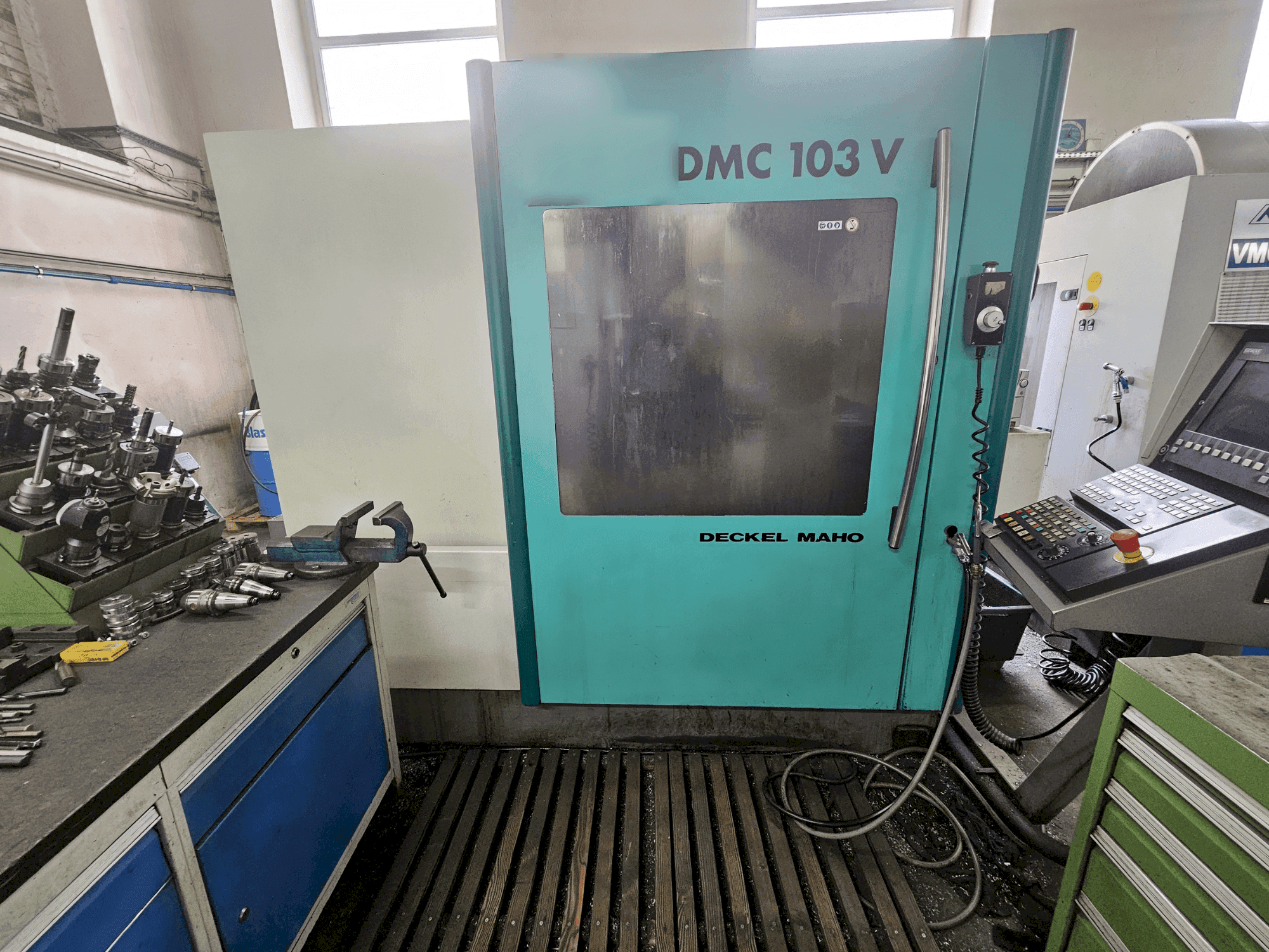 DECKEL MAHO DMC 103V Mašinos vaizdas iš priekio