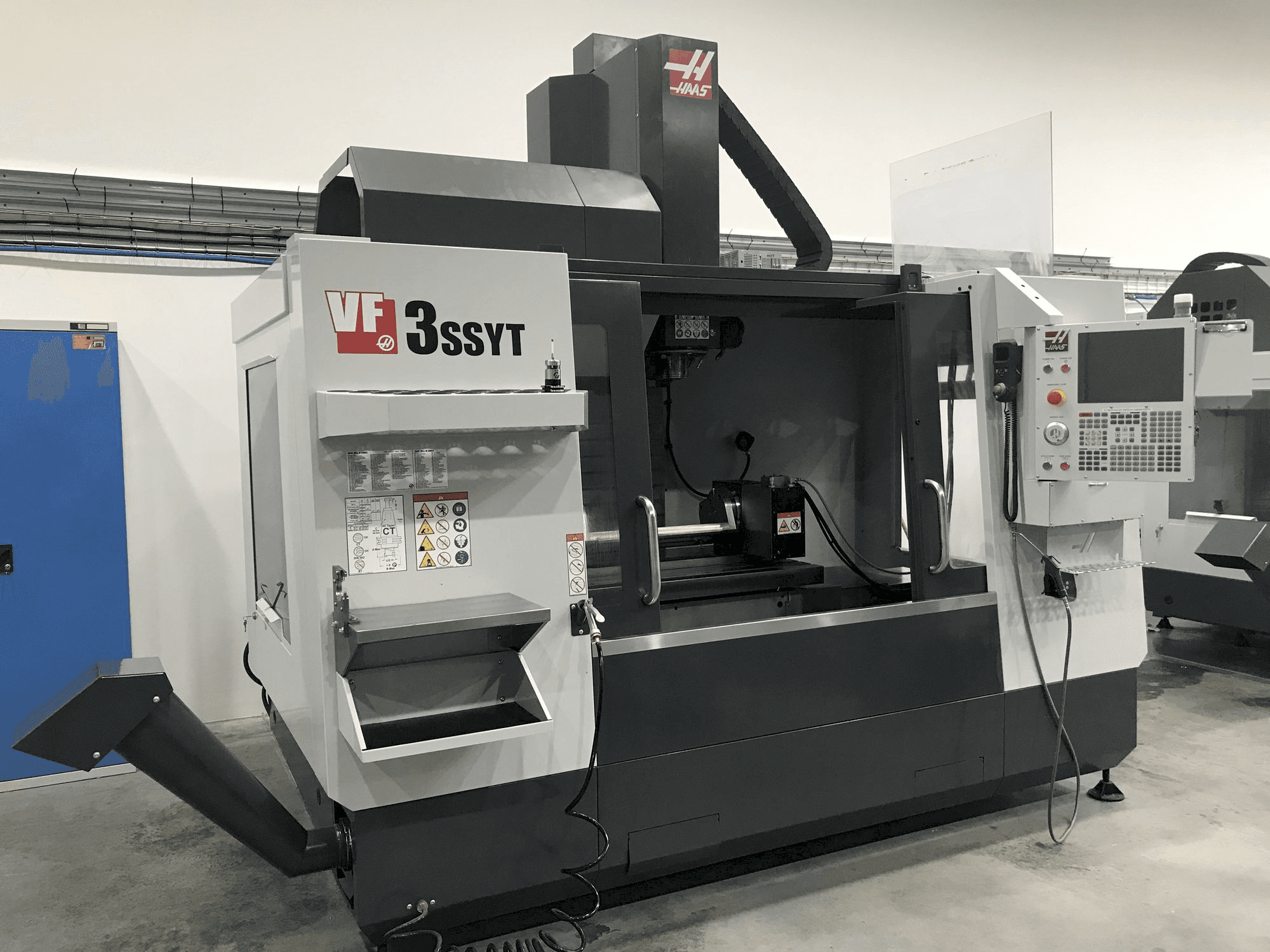 HAAS VF-3 SSYT Mašinos vaizdas iš priekio