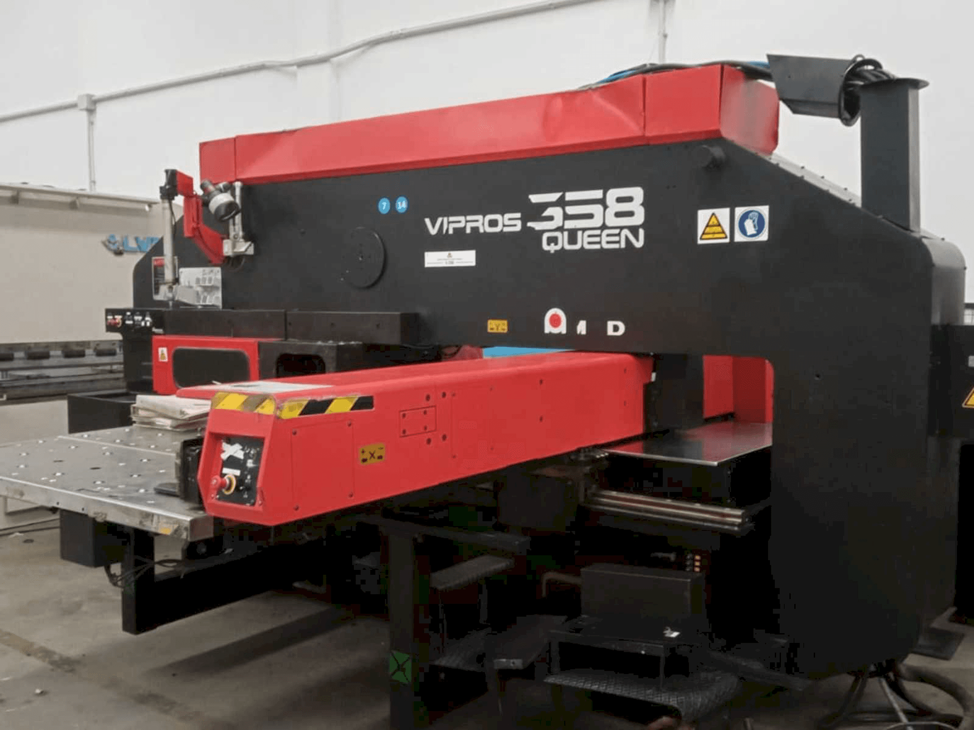 AMADA Vipros 358 Queen Mašinos vaizdas iš priekio