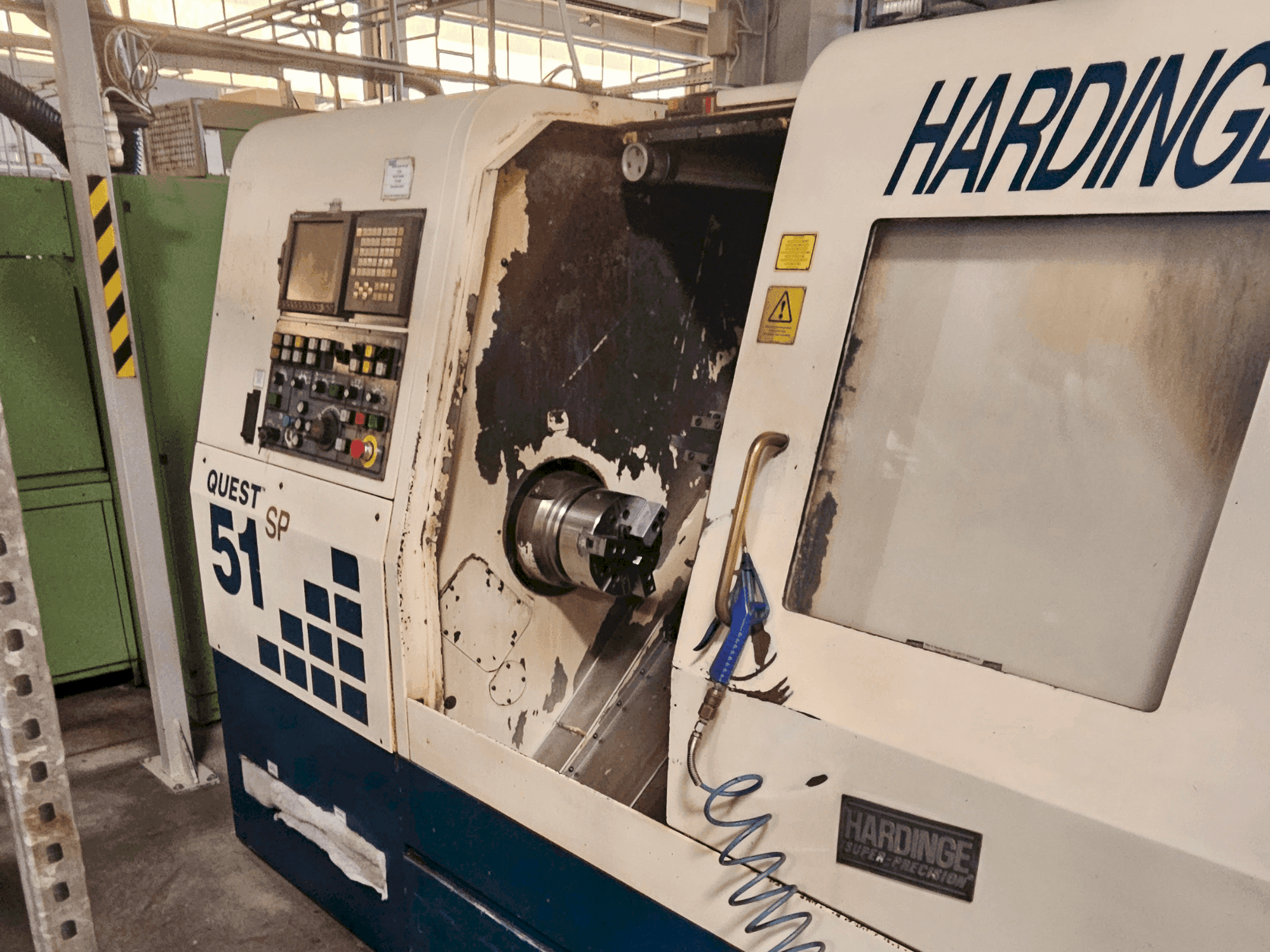 HARDINGE Quest 51 SP Mašinos vaizdas iš priekio